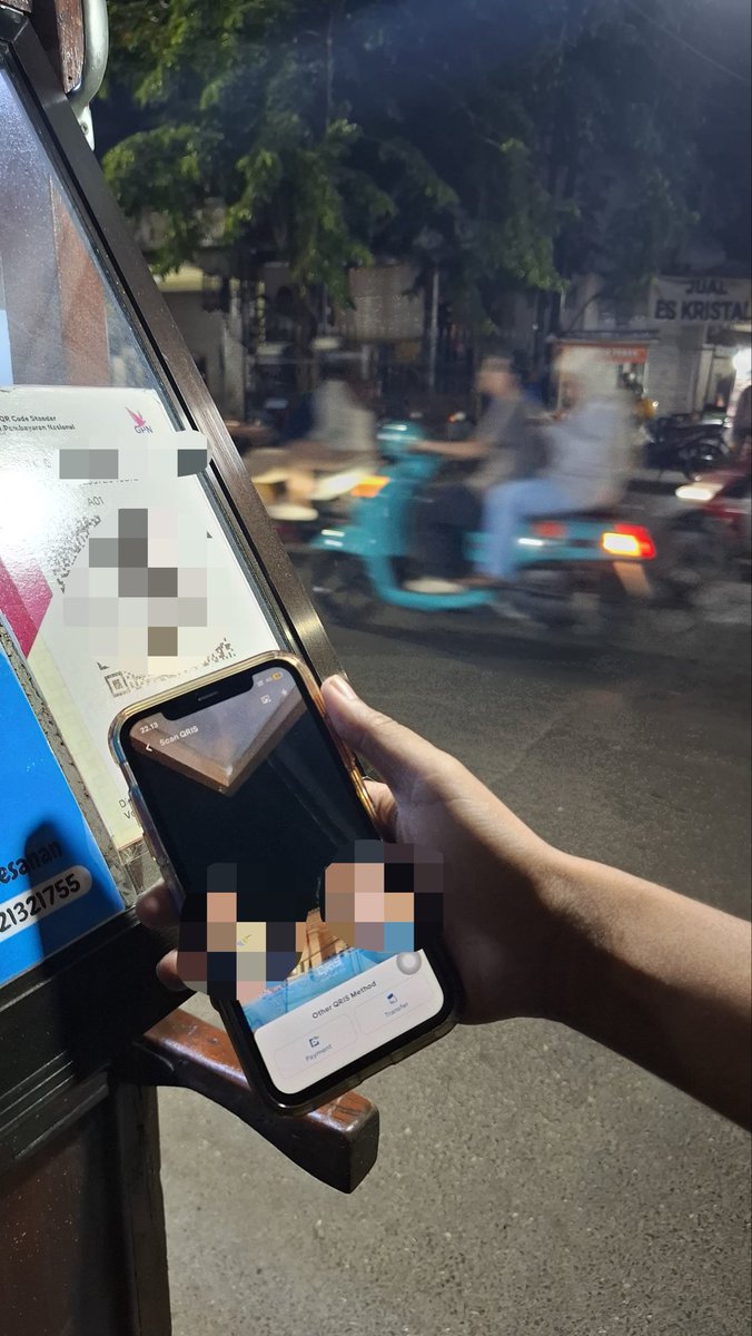 browntosawrus's tweet photo. guys... qrisku pake kamera depan anjir ini.... gimana😭😭 https://t.co/qoaQUx8YqY