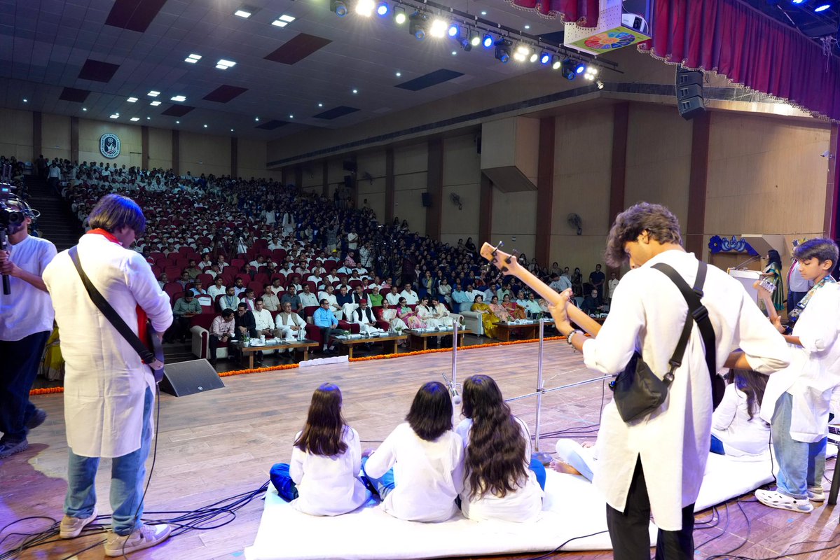 yadavakhilesh's tweet photo. आज सम्मानित शिक्षकों के बीच सबका स्नेह और आशीर्वाद मिला। https://t.co/QwWtCbwoO6