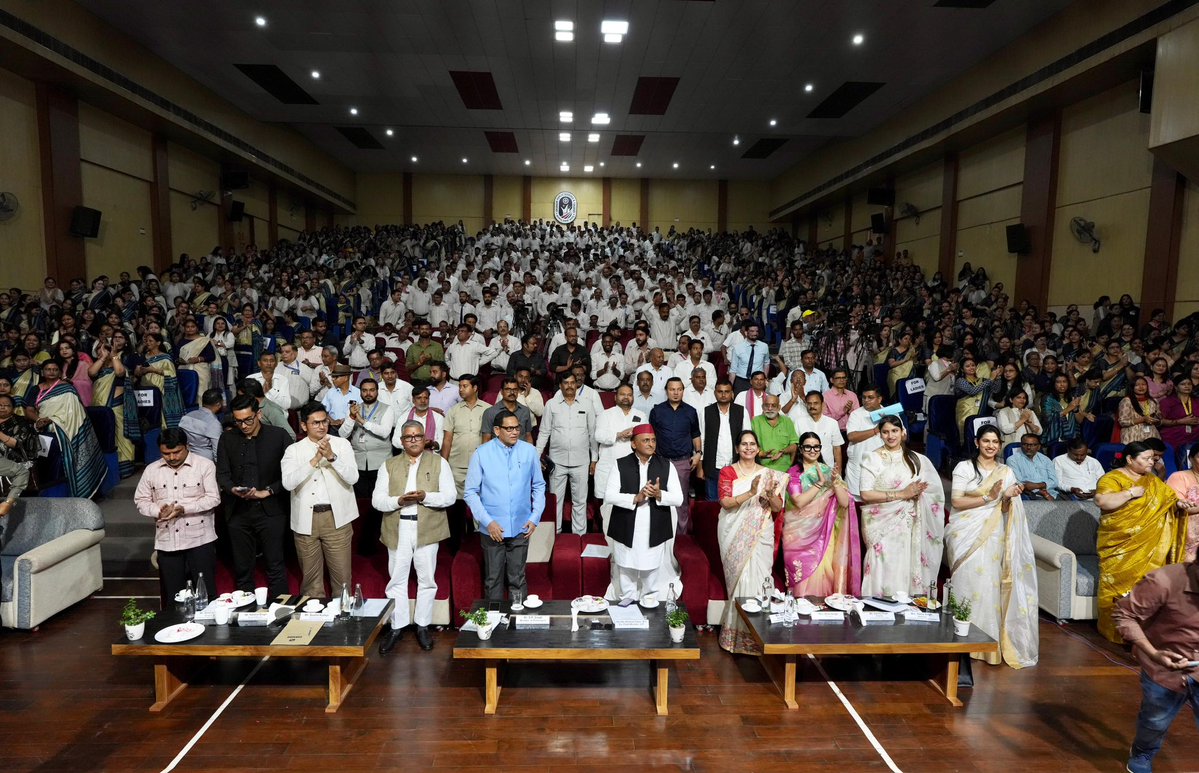 yadavakhilesh's tweet photo. आज सम्मानित शिक्षकों के बीच सबका स्नेह और आशीर्वाद मिला। https://t.co/QwWtCbwoO6