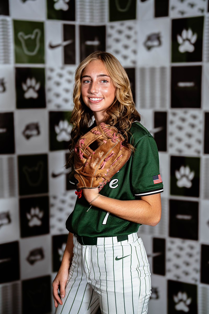 Harp_softball34's tweet photo. Senior year Media Day shot with my @44ProCustom  She's old, but still kickin 🩷
#SeniorSeason https://t.co/qrfMQYWFaq