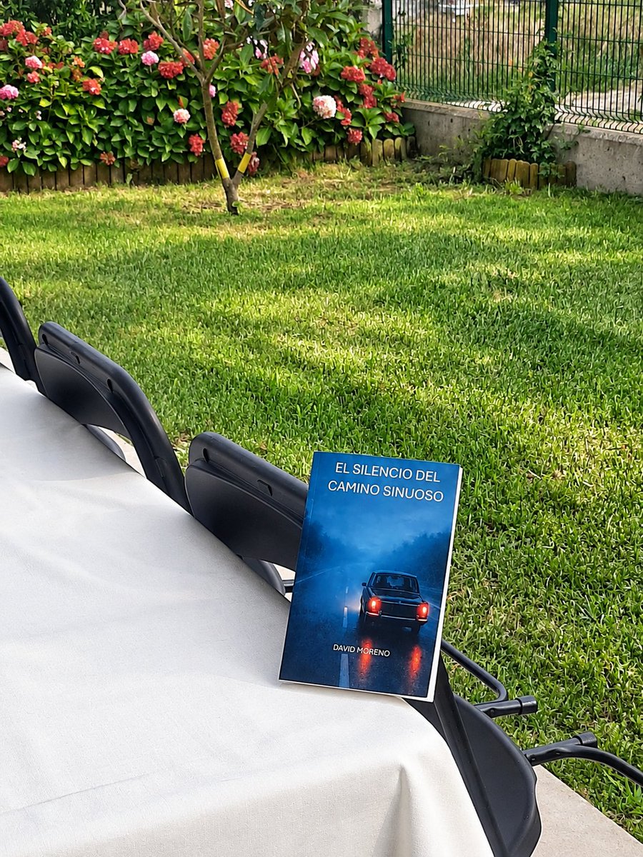 Silencio_Camino's tweet photo. Hay libros que también viajan.
Hoy, El silencio del camino sinuoso ha hecho una parada entre hortensias, muy cerca del mar, en Somo, Cantabria. 🌿📖🌊
Y no parece un mal lugar para detenerse un rato.
Muchas gracias al lector.
#Somo #Cantabria #ElSilencioDelCaminoSinuoso https://t.co/XVRC7TilWF