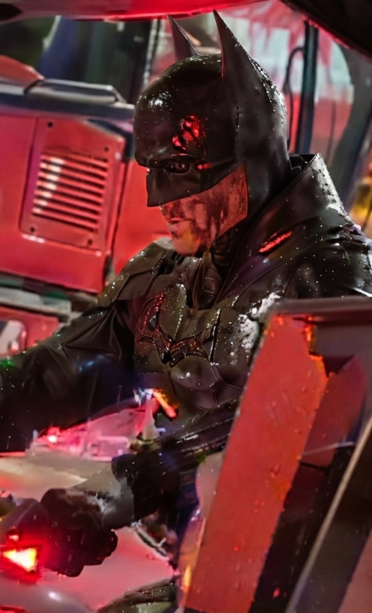 RevistaACINE's tweet photo. Está mal si decimos que el doble de acción de Robert Pattinson parece más Batman que el mismo Robert? https://t.co/tWVhb7USE1