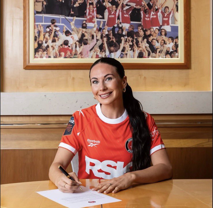 JosephMontanaa's tweet photo. No soporto a los pinches apestosos @PumasMXFemenil y se entiende 🤣
Leighanne Robe fue presentada con el Charlton Athletic Women @CAFCWomen de la #WSL después de dejar a Pumas Femenil. 🏴 https://t.co/TR94eUkKCy