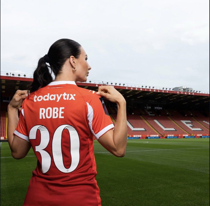 JosephMontanaa's tweet photo. No soporto a los pinches apestosos @PumasMXFemenil y se entiende 🤣
Leighanne Robe fue presentada con el Charlton Athletic Women @CAFCWomen de la #WSL después de dejar a Pumas Femenil. 🏴 https://t.co/TR94eUkKCy