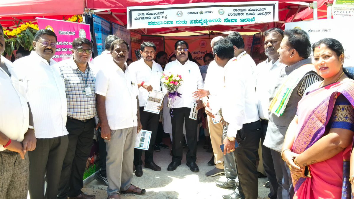 PRASHANTHABASA1's tweet photo. ಇಂದು ನಮ್ಮ ಕರ್ನಾಟಕ ರಾಜ್ಯ ಸರ್ಕಾರದ ಮಹತ್ವಾಕಾಂಕ್ಷಿ ಯೋಜನೆಯಾದ “ಪ್ರಜಾಸೇವೆ" ಹಾಗು "ಬಾಗಿಲಿಗೆ ಬಂತು ಸರ್ಕಾರ ಸೇವೆಗೆ ಇರಲಿ ಸಹಕಾರ" ಉದ್ಘಾಟನೆ ಕಾರ್ಯಕ್ರಮವನ್ನು  ನಮ್ಮ ಬೆಂಗಳೂರುನಗರ ಜಿಲ್ಲೆ ಬೆಂಗಳೂರು ಪೂರ್ವ ತಾಲ್ಲೂಕು ಮಹದೇವಪುರವಿಧಾನ ಸಭಾಕ್ಷೇತ್ರದ ಬಿದರಹಳ್ಳಿಯಲ್ಲಿ ಹಮ್ಮಿಕೊಳ್ಳಲಾಗಿತ್ತು. ಈ ಕಾರ್ಯಕ್ರಮವನ್ನು ಬೆಂಗಳೂರುನಗರ ಜಿಲ್ಲೆ ಉಸ್ತುವಾರಿ ಸಚಿವರಾದ ಶ್ರೀಕೃಷ್ಣಬೈರೇಗೌಡ ರವರು ಹಾಗು ಮಾಜಿ ಸಚಿವರಾದ ಶ್ರೀ ಹೆಚ್ ನಾಗೇಶ್ ಅಣ್ಣನವರು ಜೊತೆ ಗೂಡಿ ಉದ್ಘಾಟನ ಕಾರ್ಯಕ್ರಮದಲ್ಲಿ ಬಾಗವಹಿಸಿದ್ದೇನು. ಈ ಕಾರ್ಯಕ್ರಮದಲ್ಲಿ ನಮ್ಮ ಬೆಂಗಳೂರು ಪೂರ್ವ ಜಿಲ್ಲಾ ಕಾಂಗ್ರೆಸ್ ಅಧ್ಯಕ್ಷರಾದ ಶ್ರೀ ಡಿ.ಕೆ,  ಮೋಹನ್ ಬಾಬು ಅಣ್ಣನವರು, ಬಿದರಹಳ್ಳಿ ಬ್ಲಾಕ್ ಕಾಂಗ್ರೆಸ್ ಅಧ್ಯಕ್ಷರಾದ ಶ್ರೀ ಕಣ್ಣೂರು ನಾರಾಯಣಸ್ವಾಮಿ ಅಣ್ಣನವರು, ಬೆಂಗಳೂರು ಪೂರ್ವ ತಾಲ್ಲೂಕು ಭೂ ನ್ಯಾಯ ಮಂಡಳಿ ಸದಸ್ಯರಾದ ವಿ. ವರುಣ್ ರವರು, ಪೂರ್ವ ಜಿಲ್ಲಾ ಕಾಂಗ್ರೆಸ್ ಉಪಾಧ್ಯಕ್ಷರಾದ ಬಿದರಹಳ್ಳಿ ಬಿ. ಕೆ. ಚಂದ್ರಶೇಖರ್ ರವರು, ಬೆಂಗಳೂರು ಪೂರ್ವ ತಾಲ್ಲೂಕು ಗ್ಯಾರಂಟಿ ಅನುಷ್ಠಾನ ಪ್ರಾಧಿಕಾರದ ಗೌರವಾನ್ವಿತ ಸದಸ್ಯರುಗಳು ಬಿದರಹಳ್ಳಿ ಹೋಬಳಿಯ ಎಲ್ಲಾ ಗ್ರಾಮಗಳ ಮುಖಂಡರುಗಳು ಮತ್ತುಎಲ್ಲಾ ಇಲಾಖೆಯ ಅಧಿಕಾರಿಗಳು ಪಾಲ್ಗೊಂಡು ಸ್ಥಳದಲ್ಲೇ ಅಹವಾಲುಗಳನ್ನು ಸ್ವೀಕರಿಸಿದರು.