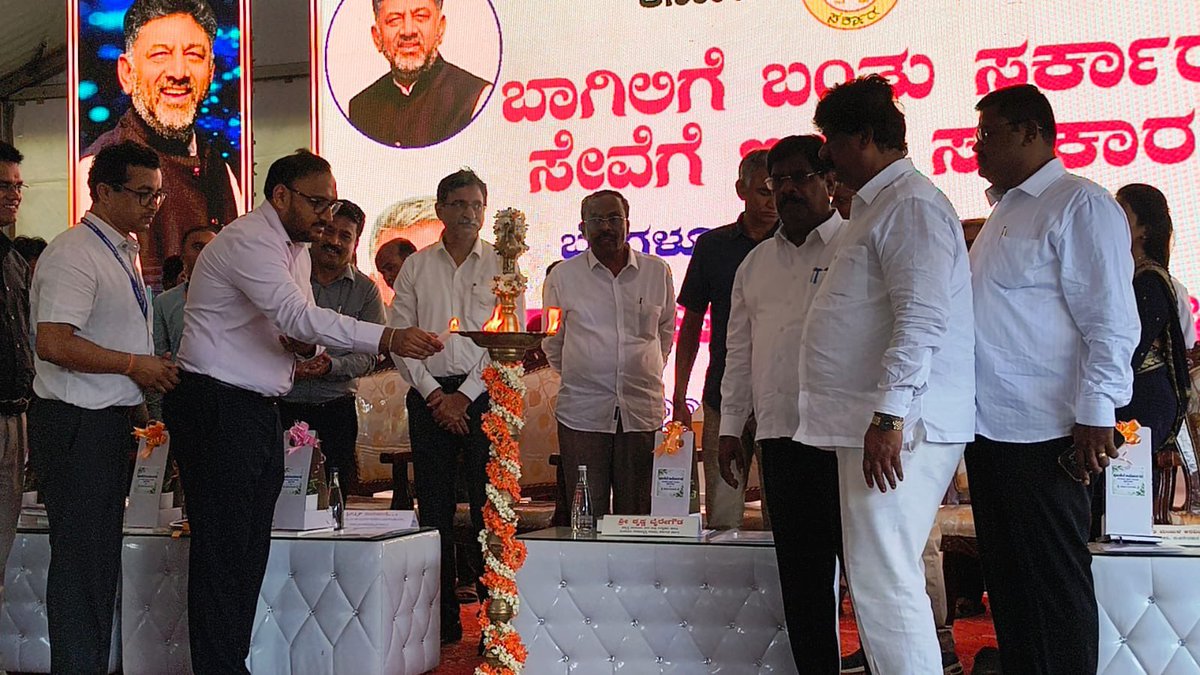 PRASHANTHABASA1's tweet photo. ಇಂದು ನಮ್ಮ ಕರ್ನಾಟಕ ರಾಜ್ಯ ಸರ್ಕಾರದ ಮಹತ್ವಾಕಾಂಕ್ಷಿ ಯೋಜನೆಯಾದ “ಪ್ರಜಾಸೇವೆ" ಹಾಗು "ಬಾಗಿಲಿಗೆ ಬಂತು ಸರ್ಕಾರ ಸೇವೆಗೆ ಇರಲಿ ಸಹಕಾರ" ಉದ್ಘಾಟನೆ ಕಾರ್ಯಕ್ರಮವನ್ನು  ನಮ್ಮ ಬೆಂಗಳೂರುನಗರ ಜಿಲ್ಲೆ ಬೆಂಗಳೂರು ಪೂರ್ವ ತಾಲ್ಲೂಕು ಮಹದೇವಪುರವಿಧಾನ ಸಭಾಕ್ಷೇತ್ರದ ಬಿದರಹಳ್ಳಿಯಲ್ಲಿ ಹಮ್ಮಿಕೊಳ್ಳಲಾಗಿತ್ತು. ಈ ಕಾರ್ಯಕ್ರಮವನ್ನು ಬೆಂಗಳೂರುನಗರ ಜಿಲ್ಲೆ ಉಸ್ತುವಾರಿ ಸಚಿವರಾದ ಶ್ರೀಕೃಷ್ಣಬೈರೇಗೌಡ ರವರು ಹಾಗು ಮಾಜಿ ಸಚಿವರಾದ ಶ್ರೀ ಹೆಚ್ ನಾಗೇಶ್ ಅಣ್ಣನವರು ಜೊತೆ ಗೂಡಿ ಉದ್ಘಾಟನ ಕಾರ್ಯಕ್ರಮದಲ್ಲಿ ಬಾಗವಹಿಸಿದ್ದೇನು. ಈ ಕಾರ್ಯಕ್ರಮದಲ್ಲಿ ನಮ್ಮ ಬೆಂಗಳೂರು ಪೂರ್ವ ಜಿಲ್ಲಾ ಕಾಂಗ್ರೆಸ್ ಅಧ್ಯಕ್ಷರಾದ ಶ್ರೀ ಡಿ.ಕೆ,  ಮೋಹನ್ ಬಾಬು ಅಣ್ಣನವರು, ಬಿದರಹಳ್ಳಿ ಬ್ಲಾಕ್ ಕಾಂಗ್ರೆಸ್ ಅಧ್ಯಕ್ಷರಾದ ಶ್ರೀ ಕಣ್ಣೂರು ನಾರಾಯಣಸ್ವಾಮಿ ಅಣ್ಣನವರು, ಬೆಂಗಳೂರು ಪೂರ್ವ ತಾಲ್ಲೂಕು ಭೂ ನ್ಯಾಯ ಮಂಡಳಿ ಸದಸ್ಯರಾದ ವಿ. ವರುಣ್ ರವರು, ಪೂರ್ವ ಜಿಲ್ಲಾ ಕಾಂಗ್ರೆಸ್ ಉಪಾಧ್ಯಕ್ಷರಾದ ಬಿದರಹಳ್ಳಿ ಬಿ. ಕೆ. ಚಂದ್ರಶೇಖರ್ ರವರು, ಬೆಂಗಳೂರು ಪೂರ್ವ ತಾಲ್ಲೂಕು ಗ್ಯಾರಂಟಿ ಅನುಷ್ಠಾನ ಪ್ರಾಧಿಕಾರದ ಗೌರವಾನ್ವಿತ ಸದಸ್ಯರುಗಳು ಬಿದರಹಳ್ಳಿ ಹೋಬಳಿಯ ಎಲ್ಲಾ ಗ್ರಾಮಗಳ ಮುಖಂಡರುಗಳು ಮತ್ತುಎಲ್ಲಾ ಇಲಾಖೆಯ ಅಧಿಕಾರಿಗಳು ಪಾಲ್ಗೊಂಡು ಸ್ಥಳದಲ್ಲೇ ಅಹವಾಲುಗಳನ್ನು ಸ್ವೀಕರಿಸಿದರು.