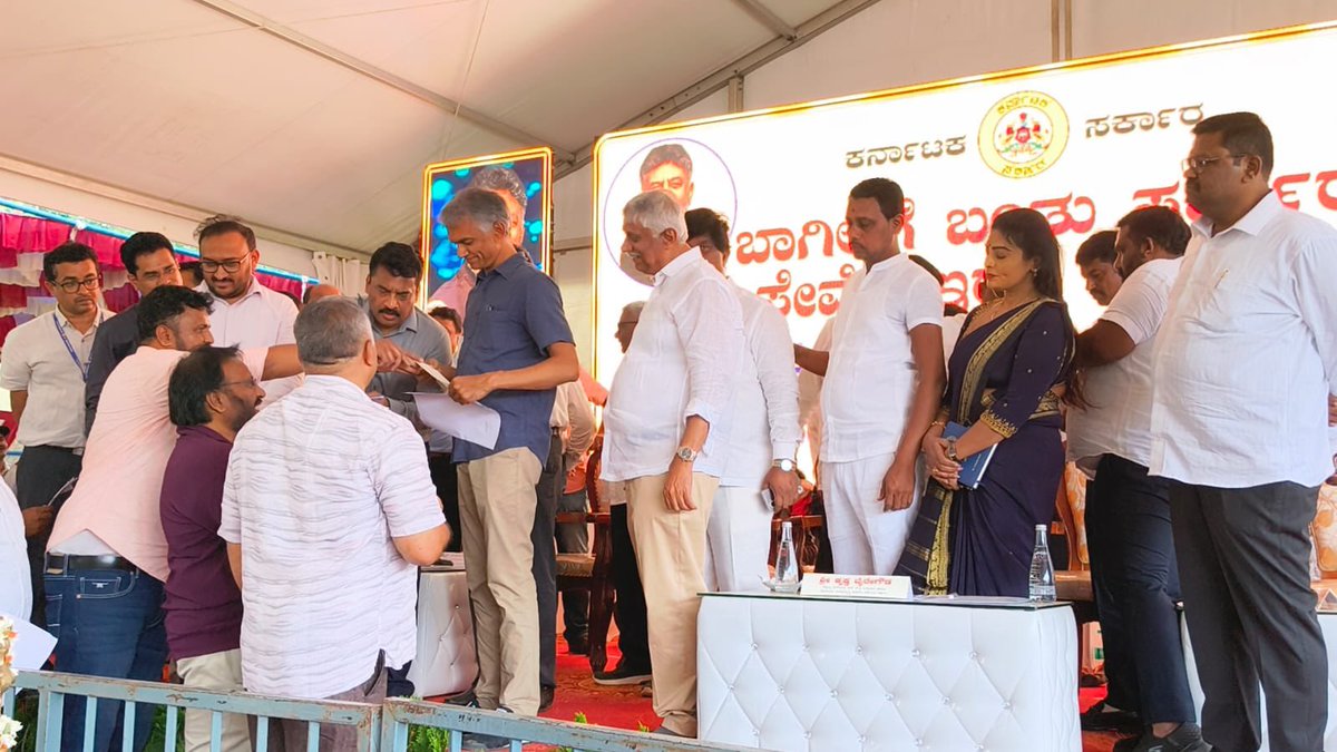 PRASHANTHABASA1's tweet photo. ಇಂದು ನಮ್ಮ ಕರ್ನಾಟಕ ರಾಜ್ಯ ಸರ್ಕಾರದ ಮಹತ್ವಾಕಾಂಕ್ಷಿ ಯೋಜನೆಯಾದ “ಪ್ರಜಾಸೇವೆ" ಹಾಗು "ಬಾಗಿಲಿಗೆ ಬಂತು ಸರ್ಕಾರ ಸೇವೆಗೆ ಇರಲಿ ಸಹಕಾರ" ಉದ್ಘಾಟನೆ ಕಾರ್ಯಕ್ರಮವನ್ನು  ನಮ್ಮ ಬೆಂಗಳೂರುನಗರ ಜಿಲ್ಲೆ ಬೆಂಗಳೂರು ಪೂರ್ವ ತಾಲ್ಲೂಕು ಮಹದೇವಪುರವಿಧಾನ ಸಭಾಕ್ಷೇತ್ರದ ಬಿದರಹಳ್ಳಿಯಲ್ಲಿ ಹಮ್ಮಿಕೊಳ್ಳಲಾಗಿತ್ತು. ಈ ಕಾರ್ಯಕ್ರಮವನ್ನು ಬೆಂಗಳೂರುನಗರ ಜಿಲ್ಲೆ ಉಸ್ತುವಾರಿ ಸಚಿವರಾದ ಶ್ರೀಕೃಷ್ಣಬೈರೇಗೌಡ ರವರು ಹಾಗು ಮಾಜಿ ಸಚಿವರಾದ ಶ್ರೀ ಹೆಚ್ ನಾಗೇಶ್ ಅಣ್ಣನವರು ಜೊತೆ ಗೂಡಿ ಉದ್ಘಾಟನ ಕಾರ್ಯಕ್ರಮದಲ್ಲಿ ಬಾಗವಹಿಸಿದ್ದೇನು. ಈ ಕಾರ್ಯಕ್ರಮದಲ್ಲಿ ನಮ್ಮ ಬೆಂಗಳೂರು ಪೂರ್ವ ಜಿಲ್ಲಾ ಕಾಂಗ್ರೆಸ್ ಅಧ್ಯಕ್ಷರಾದ ಶ್ರೀ ಡಿ.ಕೆ,  ಮೋಹನ್ ಬಾಬು ಅಣ್ಣನವರು, ಬಿದರಹಳ್ಳಿ ಬ್ಲಾಕ್ ಕಾಂಗ್ರೆಸ್ ಅಧ್ಯಕ್ಷರಾದ ಶ್ರೀ ಕಣ್ಣೂರು ನಾರಾಯಣಸ್ವಾಮಿ ಅಣ್ಣನವರು, ಬೆಂಗಳೂರು ಪೂರ್ವ ತಾಲ್ಲೂಕು ಭೂ ನ್ಯಾಯ ಮಂಡಳಿ ಸದಸ್ಯರಾದ ವಿ. ವರುಣ್ ರವರು, ಪೂರ್ವ ಜಿಲ್ಲಾ ಕಾಂಗ್ರೆಸ್ ಉಪಾಧ್ಯಕ್ಷರಾದ ಬಿದರಹಳ್ಳಿ ಬಿ. ಕೆ. ಚಂದ್ರಶೇಖರ್ ರವರು, ಬೆಂಗಳೂರು ಪೂರ್ವ ತಾಲ್ಲೂಕು ಗ್ಯಾರಂಟಿ ಅನುಷ್ಠಾನ ಪ್ರಾಧಿಕಾರದ ಗೌರವಾನ್ವಿತ ಸದಸ್ಯರುಗಳು ಬಿದರಹಳ್ಳಿ ಹೋಬಳಿಯ ಎಲ್ಲಾ ಗ್ರಾಮಗಳ ಮುಖಂಡರುಗಳು ಮತ್ತುಎಲ್ಲಾ ಇಲಾಖೆಯ ಅಧಿಕಾರಿಗಳು ಪಾಲ್ಗೊಂಡು ಸ್ಥಳದಲ್ಲೇ ಅಹವಾಲುಗಳನ್ನು ಸ್ವೀಕರಿಸಿದರು.