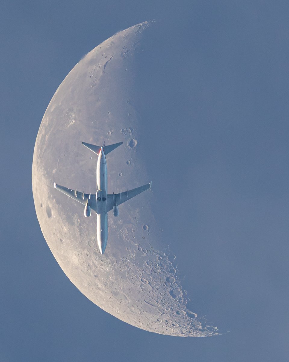 MikeSeeley's tweet photo. A Boeing 737-800 (N964AN), American 604, from Richmond to Miami, crosses a waning crescent Moon over Melbourne, on Florida's Space Coast, this morning, September 5, 2026. 

📷:me, flight data: @flightradar24 https://t.co/tF005spdcY