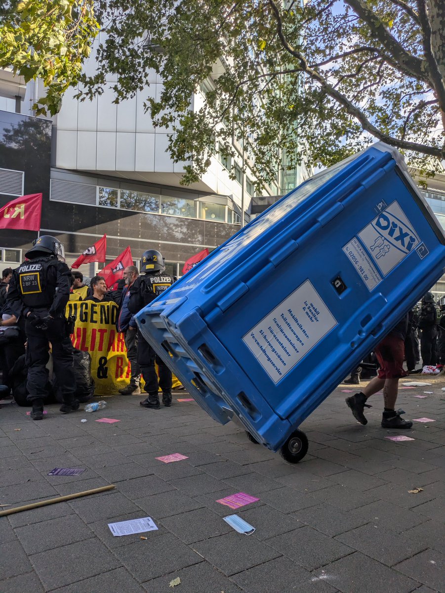 jugendinfo's tweet photo. 17:15 - Polizei lässt mobile Toiletten bringen. #Köln https://t.co/QmyuG563WC
