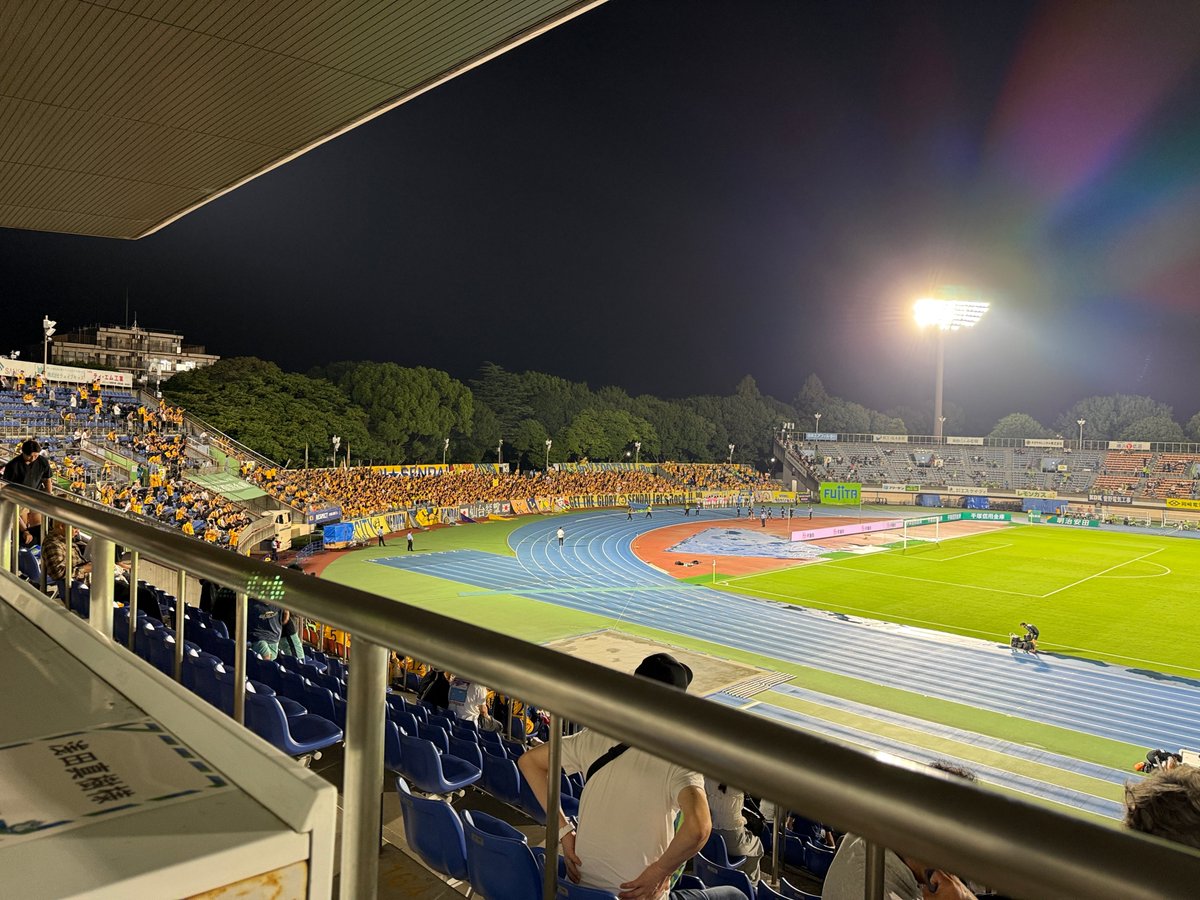 reona32's tweet photo. 【248試合目 9/5 明治安田J2】
湘南ベルマーレ 1-3 ベガルタ仙台

U-13みちのくリーグを見てから仙台→平塚へ移動して湘南vs仙台のJ2へ。湘南は6位、仙台は7位と近い順位だが、順位表の差以上の開きが結果的に見えた形に。

立ち上がりに仙台がCKからチャンスを作るもその後は湘南が素早く敵陣に攻め込む。そして9分に武田将平の敵陣左の浅い位置からのクロスをファーで山田寛人が頭で合わせ湘南が先制に成功。その後も敵陣ボックス内に入り込むシーンを作るが湘南は決定機を作れない中、21分に仙台が同点に。武田英寿がCKを中央の岩淵にグラウンダーで渡し、折り返されたボールを左足で振り抜くとこれが田村蒼生に当たってニアに吸い込まれた。

ここから一気に仙台のギアがあがり何度も湘南ゴールを脅かすシーンを作ると、前半ATに途中出場の小林心が自慢のスピードある突破からPKを獲得し、これを自ら決めて前半のうちに仙台が逆転に成功。

まず同点にしたい湘南だったがゴールは遠く、逆に75分に中島元彦にスーパーな直接FKを決められ勝負あり。その後は敵陣の時間を増やしサイドからの攻撃を見るも、中央でチャンスを作れずこのまま終了。

仙台の完勝だったかなと。剥がす技術や動きながら、圧を受けながらでのボールアクションの精度で勝っていたように見えました。

中島元彦はやはりJ2だとクオリティが違いすぎるな、と。