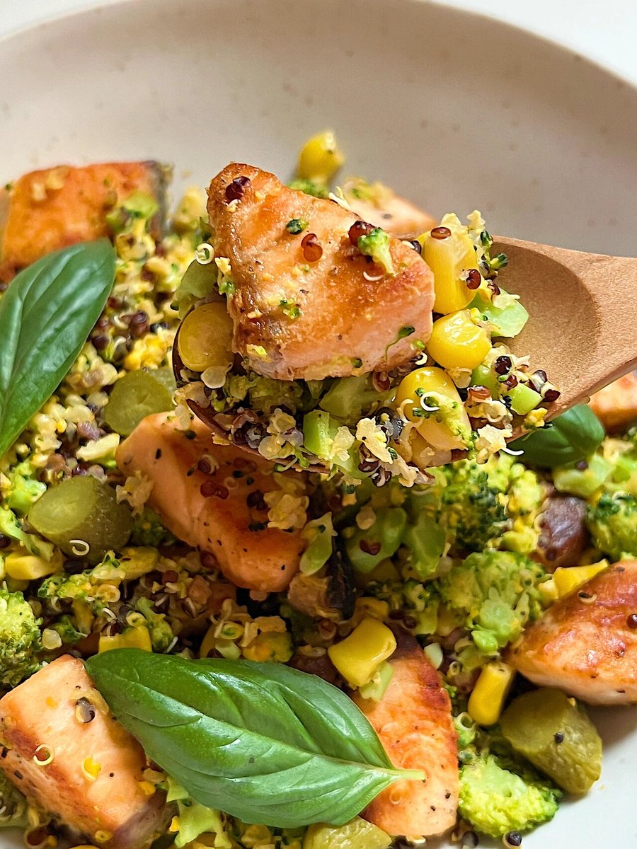 stargazerlily1's tweet photo. [Quick, cozy weeknight dinner: pan-seared salmon, roasted broccoli, and a side of garlicky quinoa—full of flavor without the fuss!]， https://t.co/kamwDKf5Pv