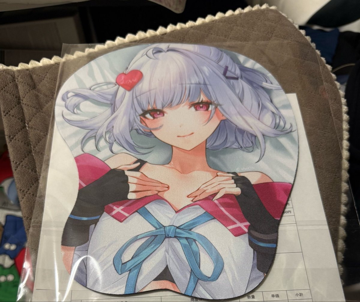 nttamako's tweet photo. 買うか悩んだTシャツと特に意味はない画像を https://t.co/Vp9XA3bdxL