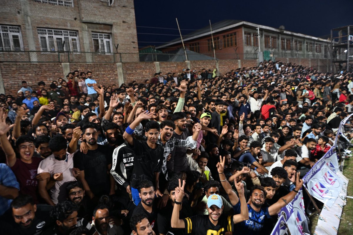 PulwamaOnside's tweet photo. Thousands of voices, one love for the game. #pulwama #cricket https://t.co/TbuLl72FGr