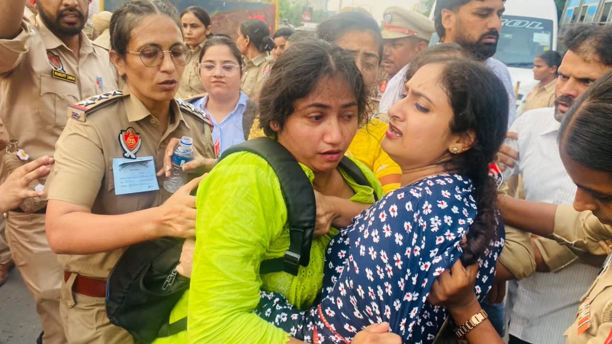 BhagatUpma's tweet photo. ਇਹ ਹੈ ਮਾਨ ਸਰਕਾਰ ਵੱਲੋਂ ਪੰਜਾਬ ਦੇ ਸਰਕਾਰੀ ਕਾਲਜ ਦੇ ਅਧਿਆਪਕਾਂ ਨੂੰ ਦਿੱਤਾ ਗਿਆ 'ਅਧਿਆਪਕ ਦਿਵਸ' ਤੇ ਸ਼ਰਮਨਾਕ ਤੋਹਫਾ
@BhagwantMann @AamAadmiParty @PargatSOfficial @Partap_Sbajwa @CHARANJITCHANNI @Cockroachisback @CJP_for_India https://t.co/OeWpUQqoXm