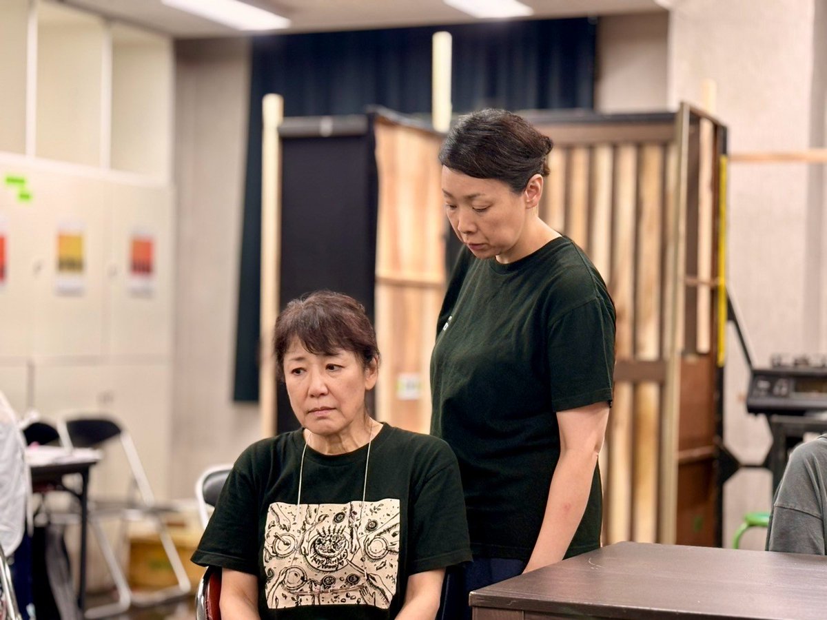 onryuda's tweet photo. 良きスピード？良い稽古？稽古初日に立ち稽古始まっても台本持ってやるよサギにはあいましたが諸先輩方の台本の読解力の速さにアタス困ってしまいます。おバカちゃんだからなぁ〜アタス。何れ本番はやって来る。おバカはおバカなりにやるぞ！ https://t.co/t5qeBlnZ3b