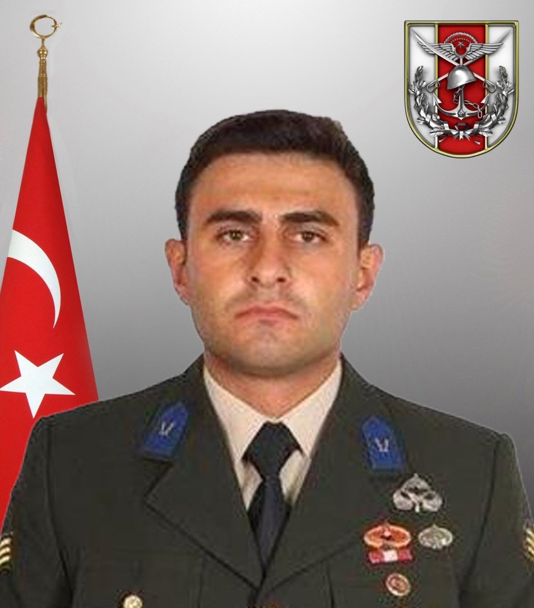 Sehit_Evladi's tweet photo. Bölücü terör örgütü tarafından rehin tutulan asker, polis ve sivil vatandaşlarımızı kurtarmak için Gara Operasyonu planlandı.

Operasyonun başına, pkk elebaşlarından Murat Karayılan'ın Hakurk kampındaki sözde karargah mağarasına Türk Bayrağını asan Burak Yüzbaşı getirildi.

10 Şubat 2021’de, gece saat 02.55'te TSK tarafından Gara bölgesine hava indirme yapılarak Pençe Kartal-2 Operasyonu başladı.

Yaşanan ilk çatışmaların ardından 51 hain öldürüldü ve hâkim tepeler kontrol altına alındı. Hain teröristlerin inine girilmişti. Bu yüzden var güçleriyle saldırıyorlardı.

Çatışmalar çok şiddetliydi. 
Yağmur gibi kurşun yağıyordu. 
Yüzbaşı Burak, hain bir kurşunla vuruldu. Onun vurulduğunu gören Yüzbaşı Ertuğ, can dostunun önüne geçerek kendini siper etti. 
Yüzbaşı Ertuğ da vücuduna isabet eden kurşunlarla yaralandı.

Komutanlarının vurulduğunu gören Astsubay Başçavuş Harun, onları ateş hattından çıkarmak için yanlarına koştu. Komutanlarını korumak için canını hiçe sayan Başçavuş Harun da vuruldu...

Vatan sağ olsun diye, 3 yiğit fidan diye toprağa düştü o gece. 

Birbirleri için ölmeye yemin etmiş 3 yiğit, soğuğun nefesi kestiği bir kış gecesinde yeminlerini yerine getirdi...

Şehit P. Komd.Yzb. Burak Coşkun 🇹🇷
Şehit Mu.Komd.Yzb. Ertuğ Güler 🇹🇷
Şehit Mu.Asb.Kd.��vş. Harun Turhan 🇹🇷