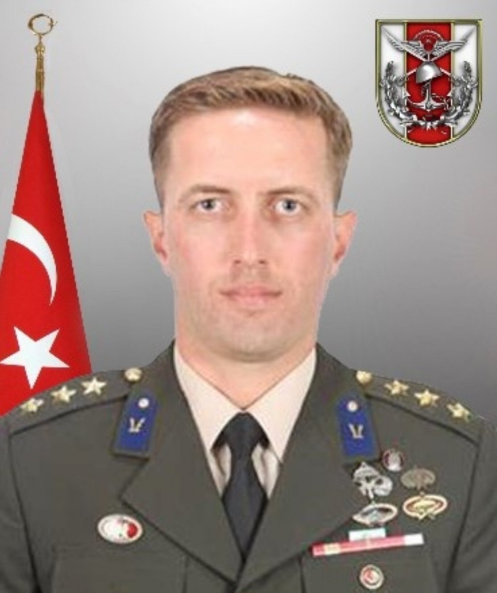 Sehit_Evladi's tweet photo. Bölücü terör örgütü tarafından rehin tutulan asker, polis ve sivil vatandaşlarımızı kurtarmak için Gara Operasyonu planlandı.

Operasyonun başına, pkk elebaşlarından Murat Karayılan'ın Hakurk kampındaki sözde karargah mağarasına Türk Bayrağını asan Burak Yüzbaşı getirildi.

10 Şubat 2021’de, gece saat 02.55'te TSK tarafından Gara bölgesine hava indirme yapılarak Pençe Kartal-2 Operasyonu başladı.

Yaşanan ilk çatışmaların ardından 51 hain öldürüldü ve hâkim tepeler kontrol altına alındı. Hain teröristlerin inine girilmişti. Bu yüzden var güçleriyle saldırıyorlardı.

Çatışmalar çok şiddetliydi. 
Yağmur gibi kurşun yağıyordu. 
Yüzbaşı Burak, hain bir kurşunla vuruldu. Onun vurulduğunu gören Yüzbaşı Ertuğ, can dostunun önüne geçerek kendini siper etti. 
Yüzbaşı Ertuğ da vücuduna isabet eden kurşunlarla yaralandı.

Komutanlarının vurulduğunu gören Astsubay Başçavuş Harun, onları ateş hattından çıkarmak için yanlarına koştu. Komutanlarını korumak için canını hiçe sayan Başçavuş Harun da vuruldu...

Vatan sağ olsun diye, 3 yiğit fidan diye toprağa düştü o gece. 

Birbirleri için ölmeye yemin etmiş 3 yiğit, soğuğun nefesi kestiği bir kış gecesinde yeminlerini yerine getirdi...

Şehit P. Komd.Yzb. Burak Coşkun 🇹🇷
Şehit Mu.Komd.Yzb. Ertuğ Güler 🇹🇷
Şehit Mu.Asb.Kd.��vş. Harun Turhan 🇹🇷