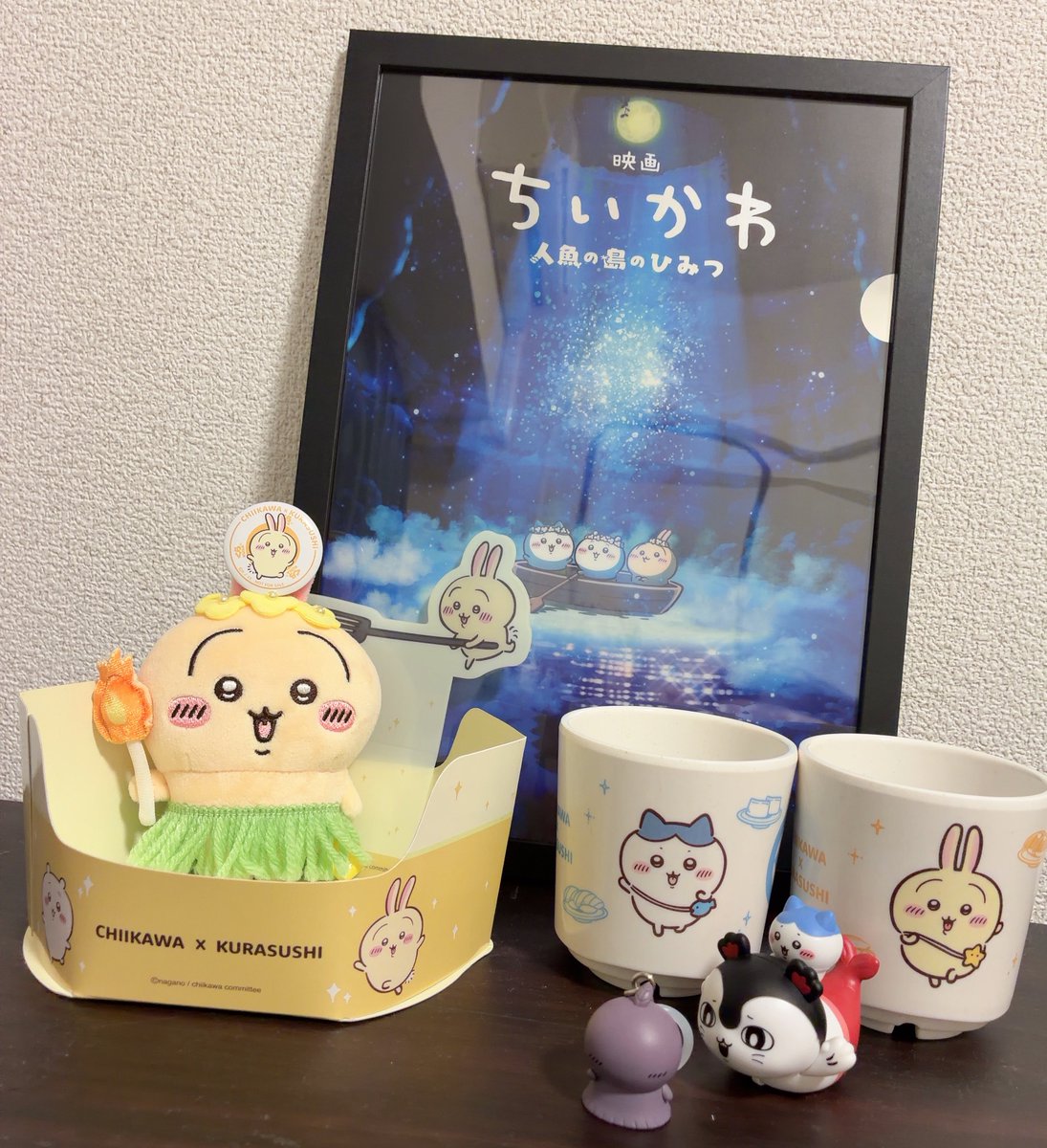 airiringojam's tweet photo. 金曜日からちいかわお泊まり会してぼっち映画かましてお腹壊してる彼氏を連れくら寿司に行き湯呑みと奇跡的に推しの缶バッチを引き当てる激アツ展開。
ちいかわお泊まり会楽しすぎるからこの時間が永遠に続けば良いのに︎ ︎💫
ハチワレがサイコな配置にしました。 https://t.co/2J19yMrrMD