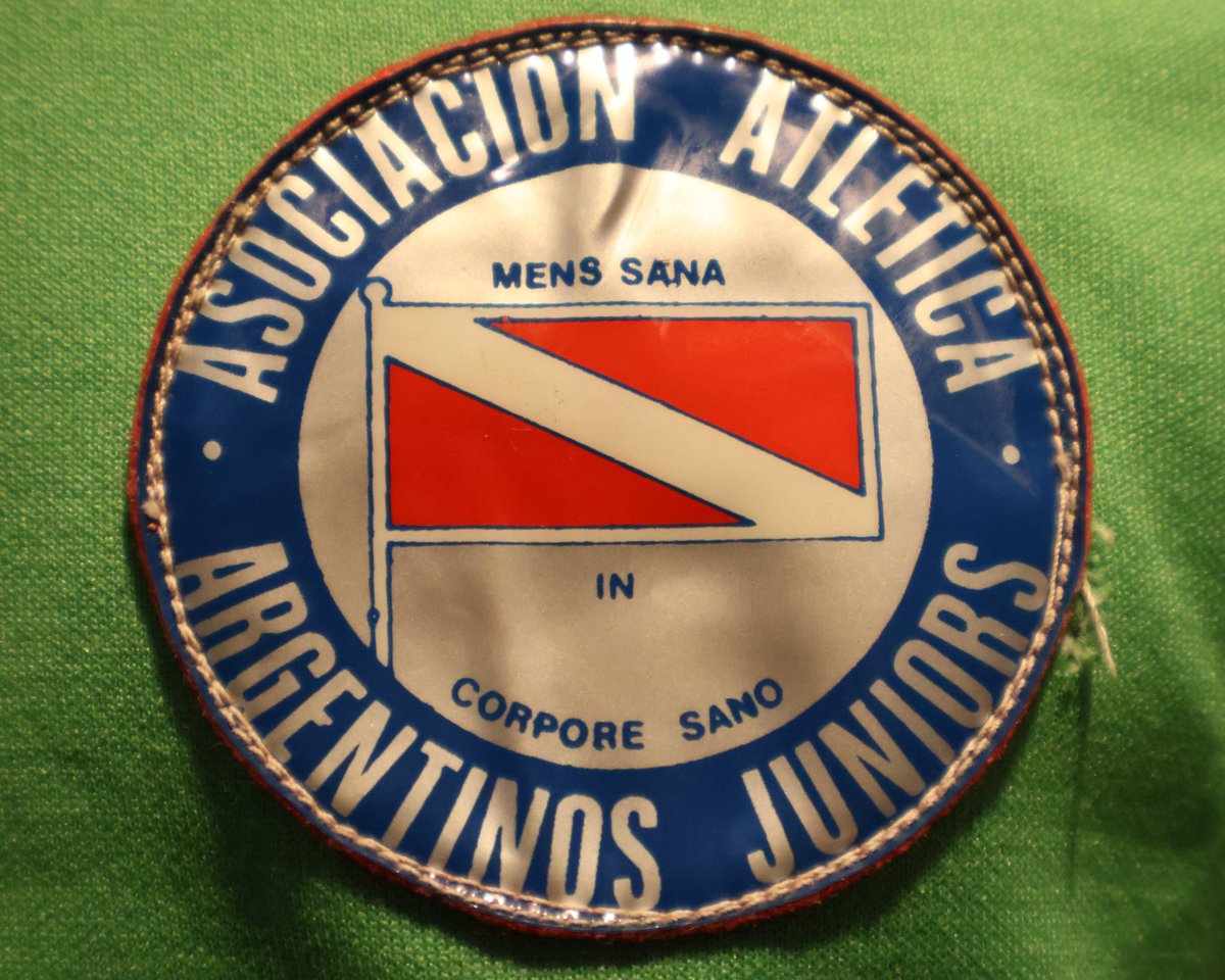 MuseoAAAJ's tweet photo. 🗓️ El 15 de agosto de 1981, Mario Alles atajaba uno de los penales más trascendentales de la historia de #AAAJ 

El socio de la institución y ex Presidente de la Nación, Alberto Fernández donó al Museo el buzo que el arquero uruguayo utilizó ese recordado partido. https://t.co/6bWNaPUmSj