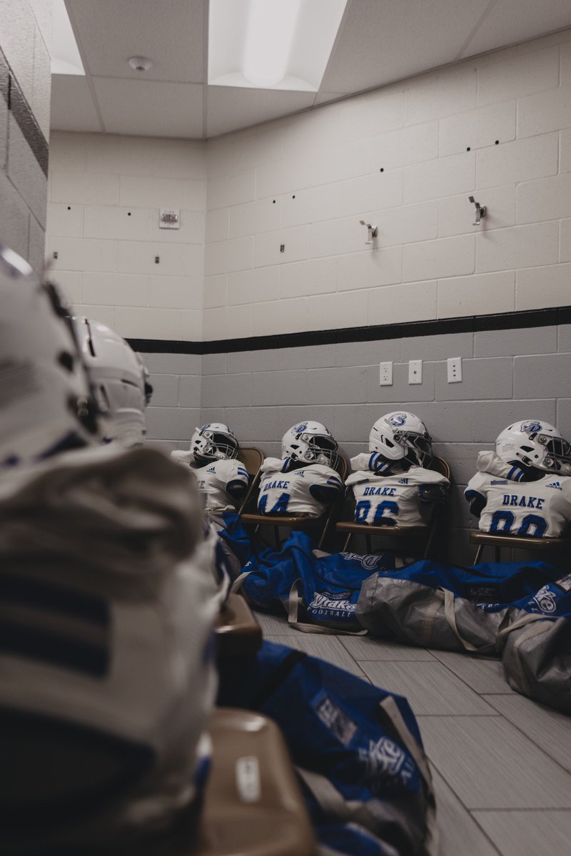 DrakeBulldogsFB's tweet photo. Stage is set ⚪️ ⚪️ ⚪️

#DSMHometownTeam https://t.co/KQvPobg039