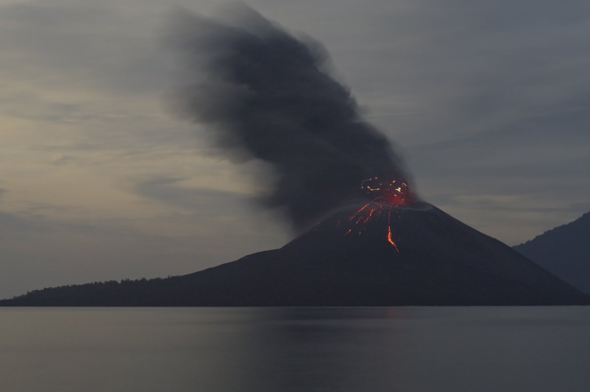 NgeAIajah's tweet photo. Info dari temen gue yang tinggal di Lampung: abu vulkanik Anak Krakatau udah nyampe ke rumahnya. Dan ternyata ini bukan kejadian kecil, gunung ini emang lagi erupsi menerus sejak Jumat malam (4/9), disebut intensitas tertinggi sepanjang 2026.

sumber : infogempadunia &amp; fity https://t.co/clpQ2u7ytp
