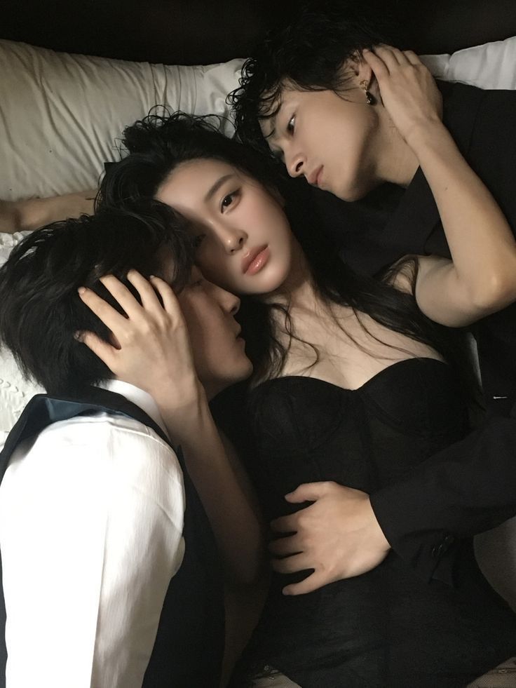 bottari_asset's tweet photo. 📌 아슬아슬한 분위기의 3인 포즈 2 - 드로잉 레퍼런스 https://t.co/qiuWAFmQG4