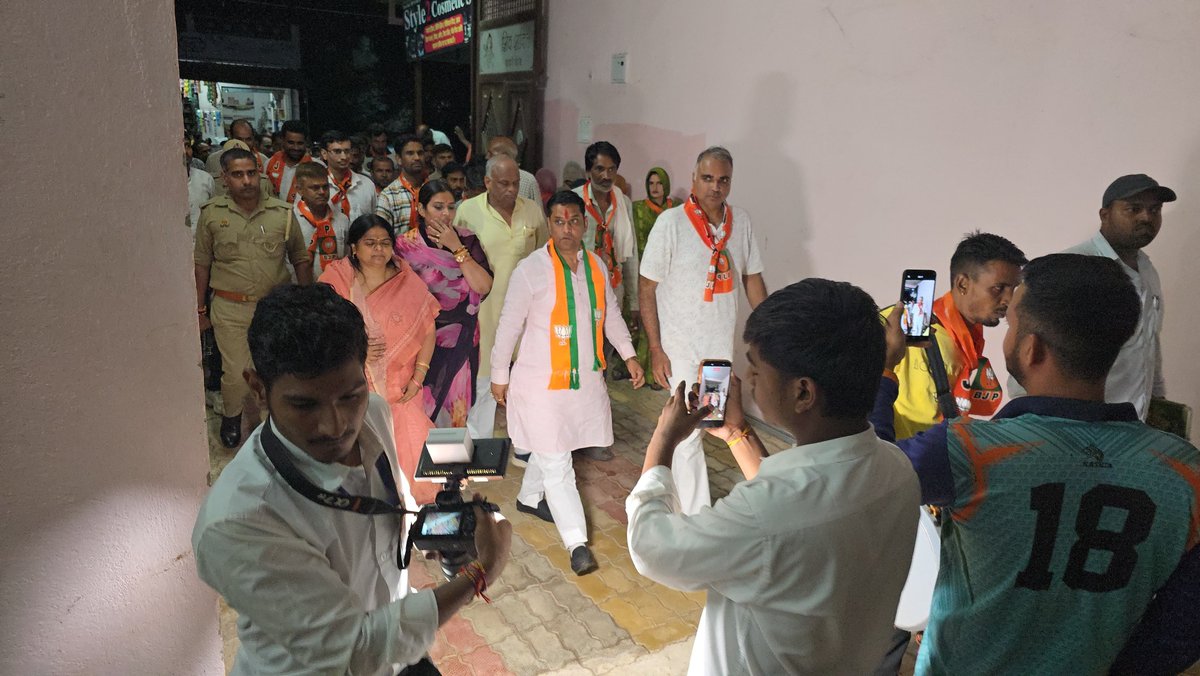 sangeetayadavup's tweet photo. आज नगर पालिका बनेड़ा, जिला भीलवाड़ा में वार्ड नं. 19 की भाजपा प्रत्याशी श्रीमती माया माली जी के समर्थन में चुनाव प्रचार किया।

इस दौरान विधायक श्री लालाराम जी बैरवा, निकाय प्रभारी श्री राजेंद्र बिनाकिया जी, चुनाव संयोजक श्री अनमोल पारस जी, नगर निकाय चुनाव प्रभारी शाहपुरा श्री महेंद्र सिंह रावत जी, पूर्व जिला महामंत्री श्री चंद्रशेखर सिंह जी एवं प्रदेश प्रवक्ता श्रीमती नम्रता सिंह जी सहित भाजपा पदाधिकारी, कार्यकर्ता एवं स्थानीय जन उपस्थित रहे।

जन-जन का विश्वास, भाजपा के साथ!

#NagarNikayChunav #BJP #BJP4Rajasthan #Bhilwara  #KamalKaPhool