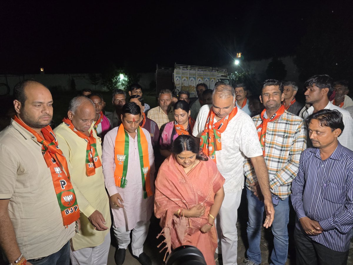 sangeetayadavup's tweet photo. आज नगर पालिका बनेड़ा, जिला भीलवाड़ा में वार्ड नं. 19 की भाजपा प्रत्याशी श्रीमती माया माली जी के समर्थन में चुनाव प्रचार किया।

इस दौरान विधायक श्री लालाराम जी बैरवा, निकाय प्रभारी श्री राजेंद्र बिनाकिया जी, चुनाव संयोजक श्री अनमोल पारस जी, नगर निकाय चुनाव प्रभारी शाहपुरा श्री महेंद्र सिंह रावत जी, पूर्व जिला महामंत्री श्री चंद्रशेखर सिंह जी एवं प्रदेश प्रवक्ता श्रीमती नम्रता सिंह जी सहित भाजपा पदाधिकारी, कार्यकर्ता एवं स्थानीय जन उपस्थित रहे।

जन-जन का विश्वास, भाजपा के साथ!

#NagarNikayChunav #BJP #BJP4Rajasthan #Bhilwara  #KamalKaPhool