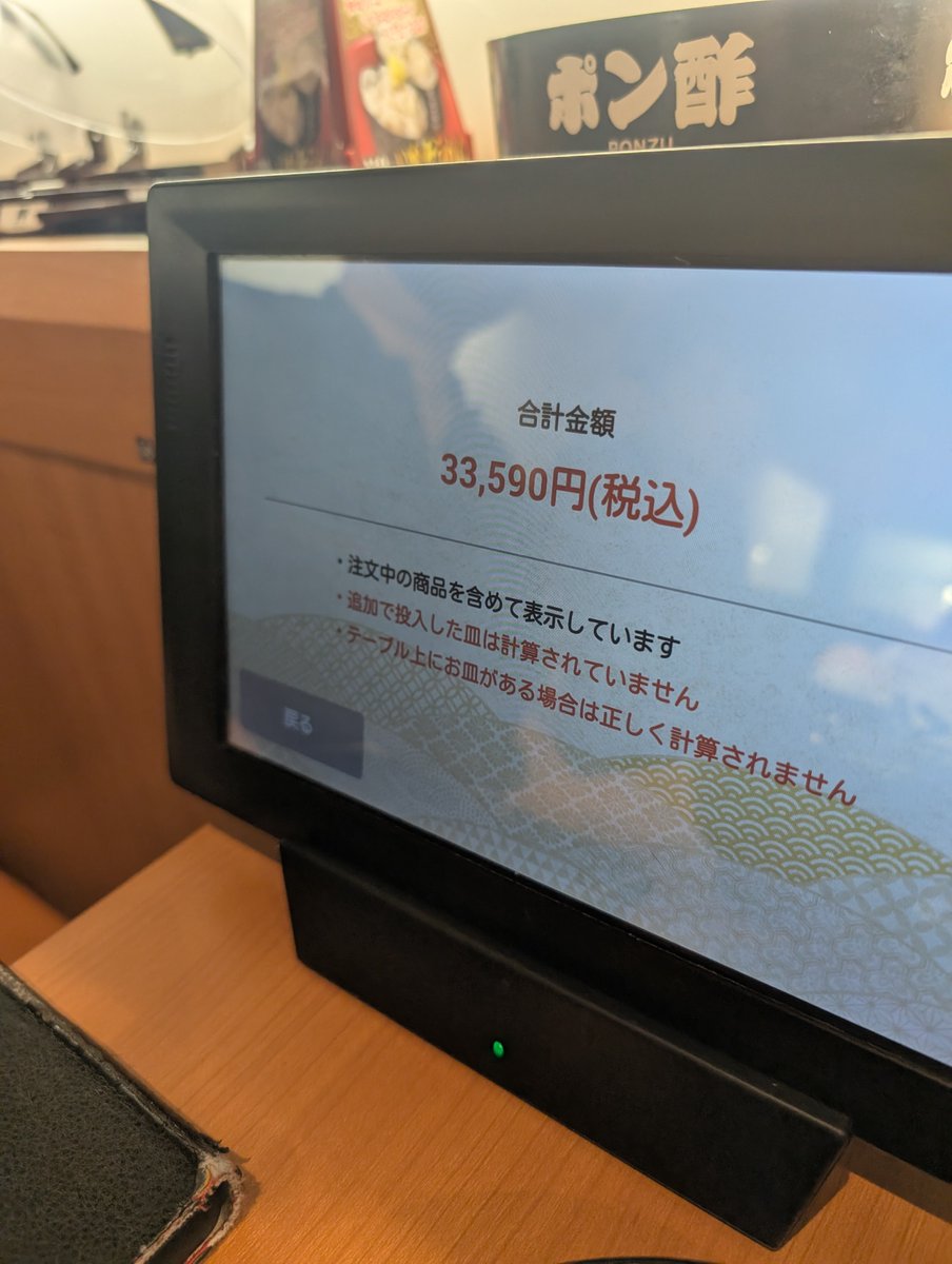 oboro381's tweet photo. @nowcfnolife F外失礼します、今日33000円分食べてきて20個以上開けたんですけど1個しかフィギュア当たりませんでした…机汚くて申し訳ありません。 https://t.co/32X0dH6aiz