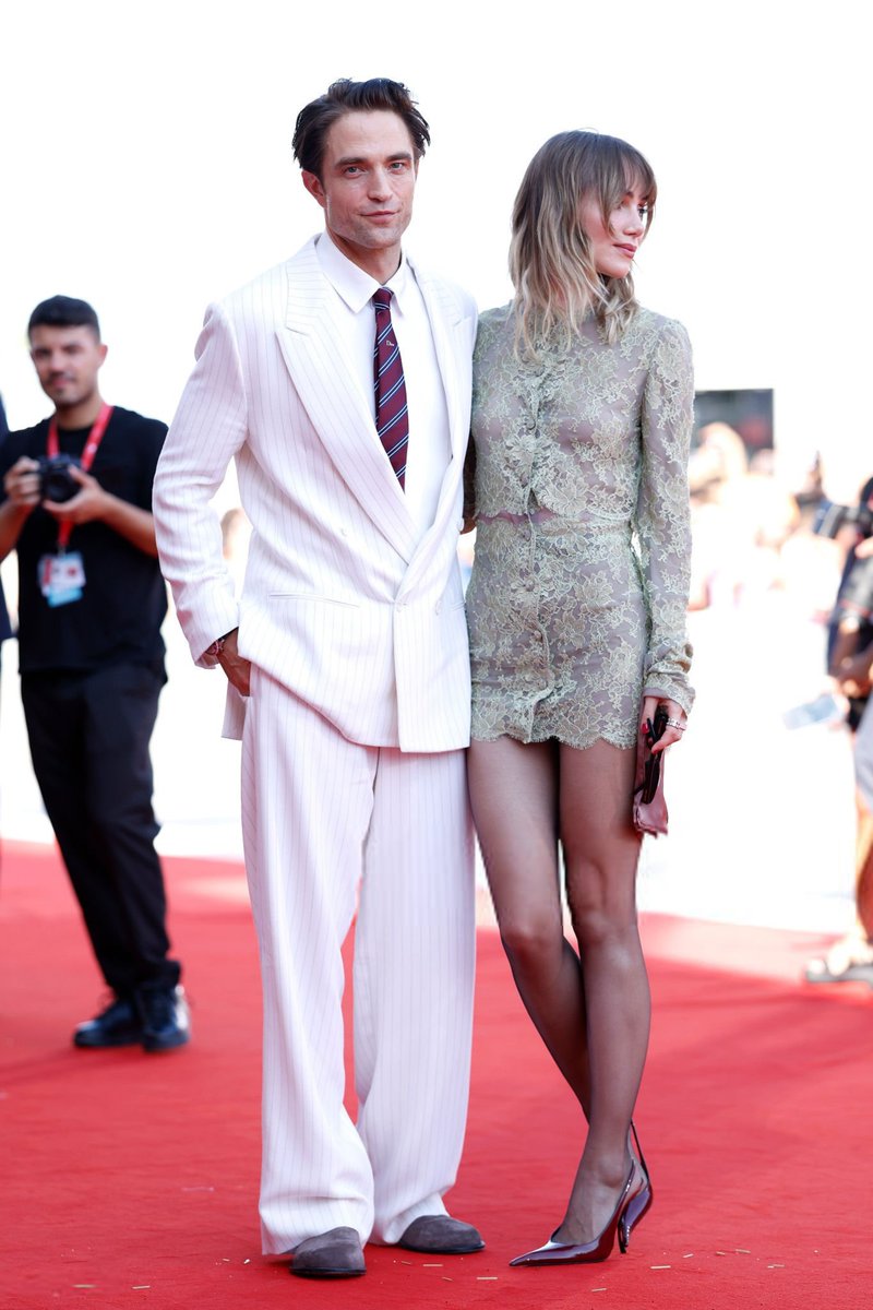 bestsukiw's tweet photo. Suki Waterhouse and Robert Pattinson at the Primetime premiere #VeniceFilmFestival https://t.co/oW3QiArayt