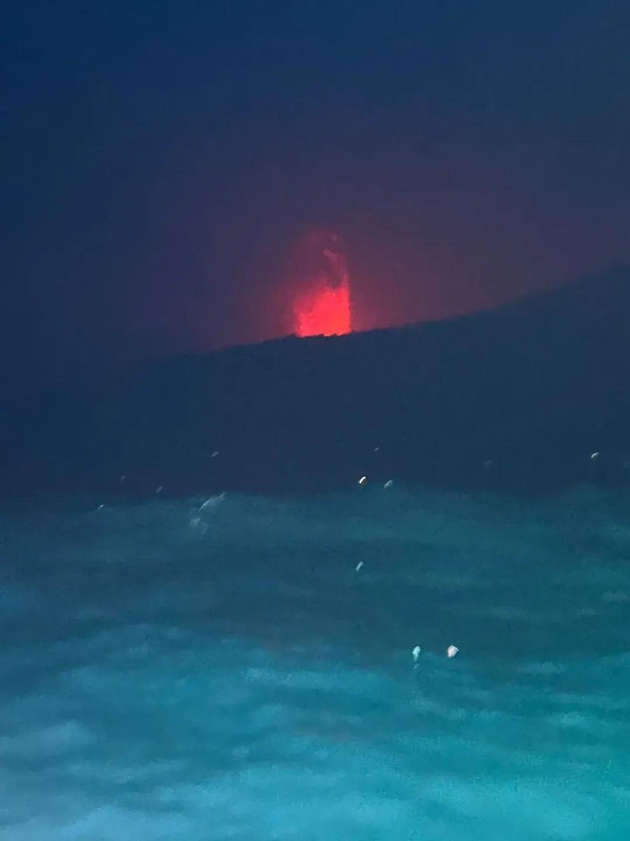 ejaaipongg's tweet photo. 🚨🚨🚨 BREAKING NEWS :

Efek Abu Vulkanik dari Gunung Anak Krakatau malam ini terpantau sudah menghiasi langit pringsewu lampung, beberapa kendaraan sudah dipenuhi dengan abu vulkanik dari erupsi Gunung Anak Krakatau.

Bagi yang diluar harap hati hati dan jangan lupa selalu pakai masker.

Stay Safe Semuanyaa ‼️‼️