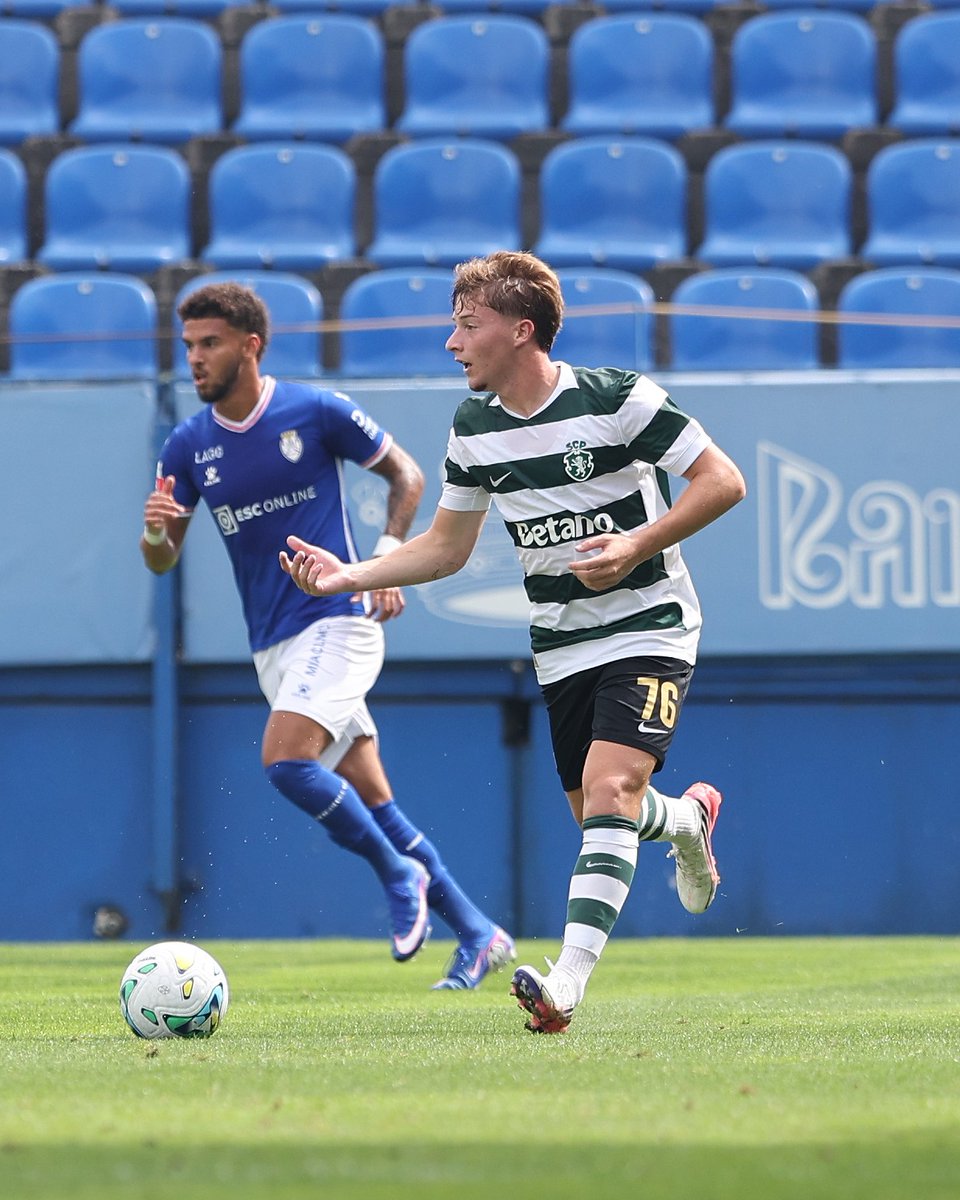 SportingCP's tweet photo. #SportingB | ⏯️ Recomeça o jogo no Estádio Marcolino Castro 🦁 VAMOS, EQUIPA! 💪
0-1 // #CDFSCP https://t.co/XAkAu9J6U3