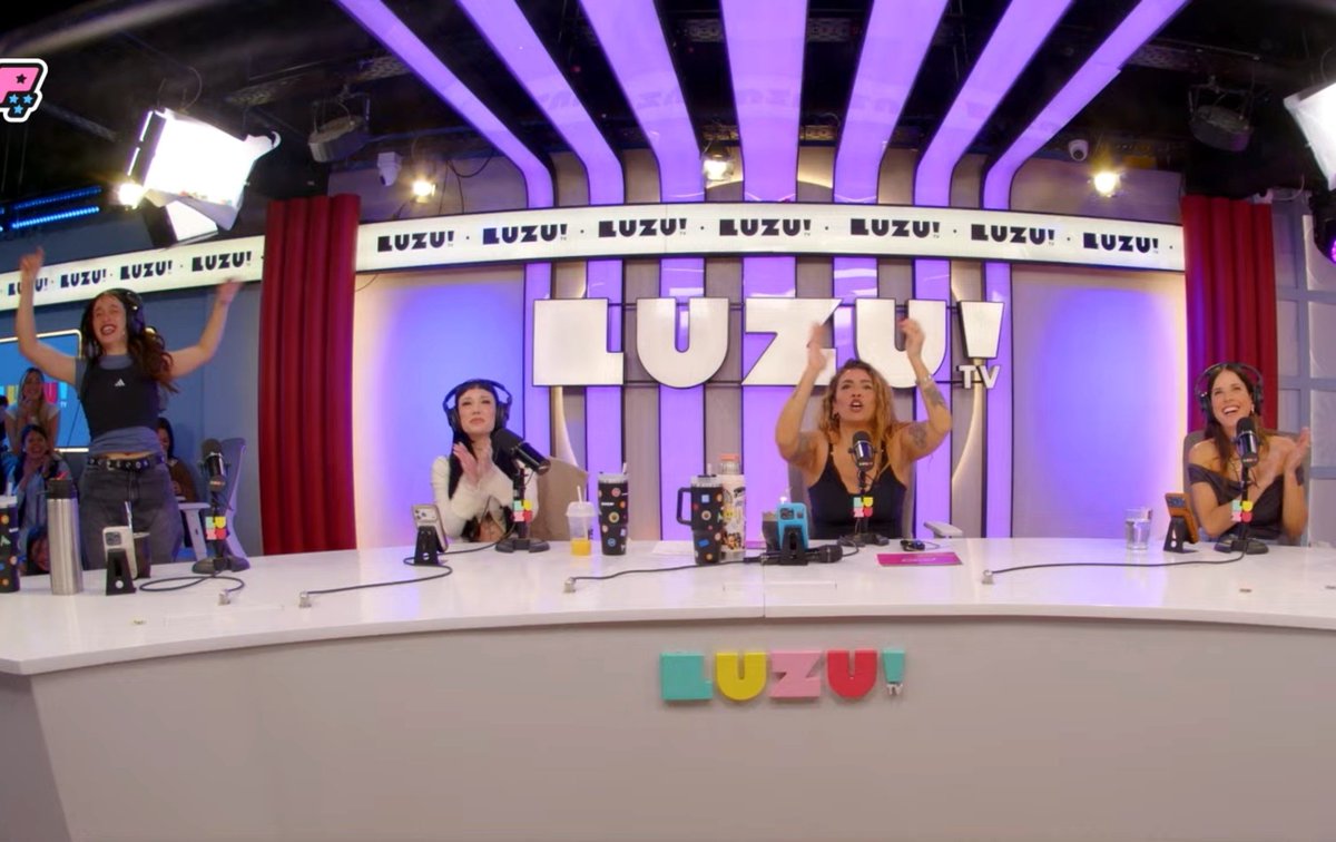 Rosi2Belen's tweet photo. El programa de hoy 
Anita: ESTA SANTINO 🗣️
Joaquín: Tirando factos 🔮
Evita: Chamuyando 🔥
Cande: Estoy embarazada 🤰
#sabadodeplp https://t.co/eNW9x7iCIE