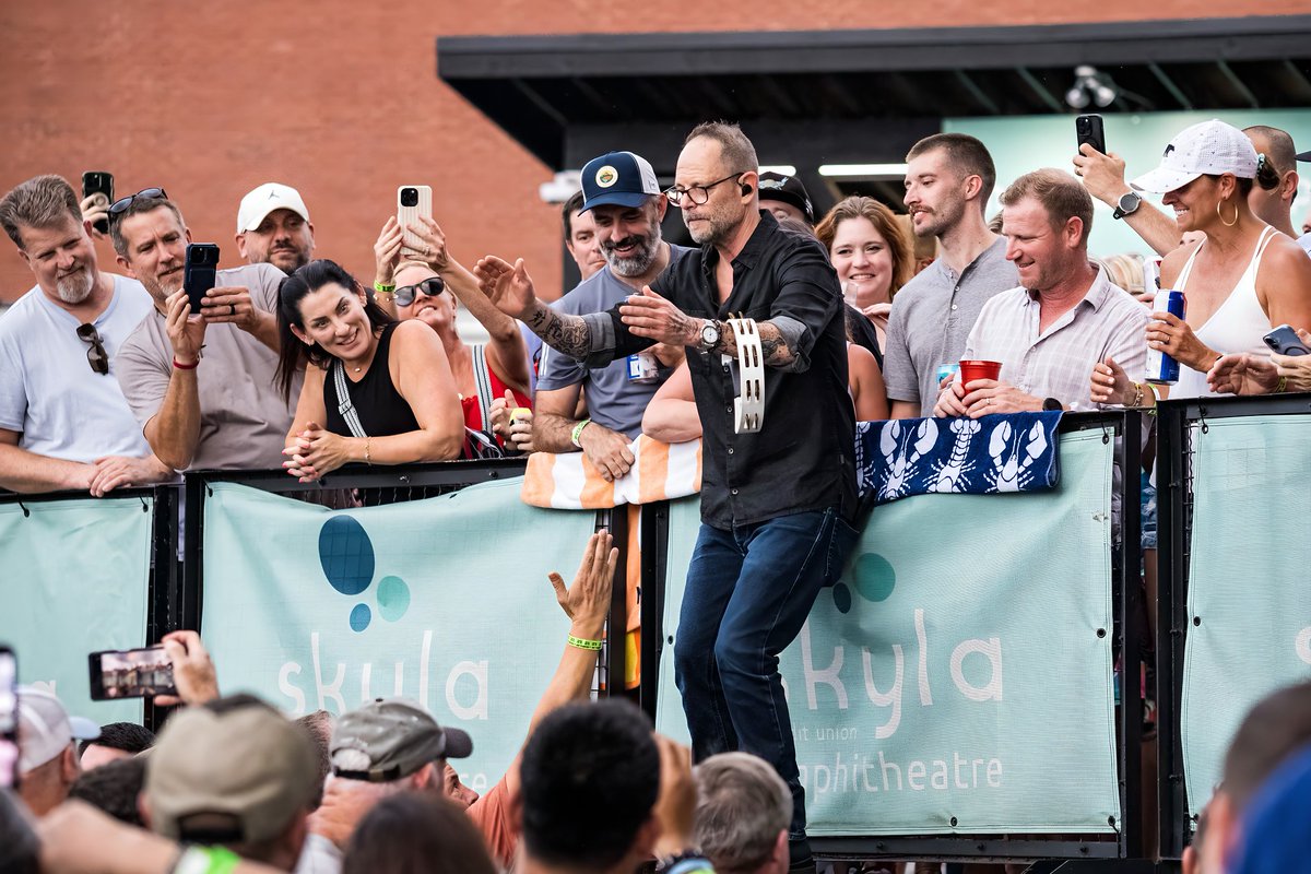 shutter16's tweet photo. The ’90s came roaring back to Charlotte. 🤘

Blues Traveler + Gin Blossoms + Spin Doctors brought the hits, jams, singalongs &amp; one hell of a night to Skyla Credit Union Amphitheatre.

📸 Review + gallery:
https://t.co/iQNyqywAOk
#Shutter16 #TwitFromThePit
@fiascokris https://t.co/e3nRZKSR5L