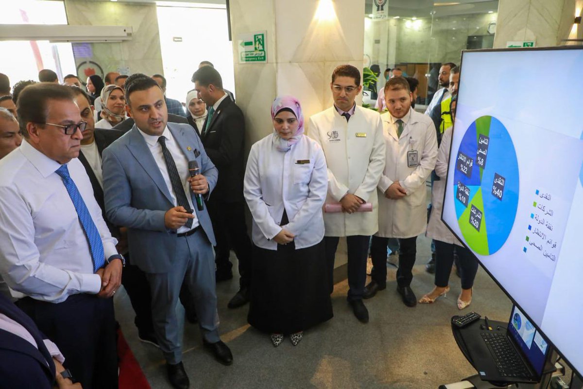 mohpegypt's tweet photo. وزير الصحة يتفقد القسم المطور بمستشفى دار الشفاء ويوجه بإجراء فحص الماموجرام للسيدات المترددات

تفقد الدكتور خالد عبدالغفار وزير الصحة والسكان القسم المطور بمستشفى دار الشفاء المتضمن جناح العمليات الذي يضم 5 غرف عمليات وبنك العظام ووحدة الرنين المغناطيسي وقسم الأشعة ووحدة قسطرة القلب، للوقوف على انتظام العمل ومستوى الخدمات الطبية المقدمة للمرضى.

واطلع الوزير في بداية الجولة على معدلات التردد خلال العام الجاري التي بلغت 114 ألفاً و217 متردداً على العيادات الخارجية، و11 ألفاً و542 بالقسم الداخلي، و10 آلاف و996 بالطوارئ، و859 بالرعاية المركزة، و7506 بالعمليات، و746 بقسم المناظير، و6688 بالأشعة المقطعية، و15 ألفاً و55 بالأشعة العادية، و830 بالقسطرة القلبية، و6781 بموجات البطن والحوض، و2891 بالإيكو، و2409 بالرنين المغناطيسي، كما اطلع على عدد العمليات التي أُنجزت ضمن مبادرة رئيس الجمهورية لإنهاء قوائم الانتظار والتي شملت 203 عمليات عظام و98 جراحة أورام و174 جراحة مخ وأعصاب و182 جراحة رمد و444 قسطرة قلب و45 قسطرة طرفية و33 قسطرة مخية.

وأوضح الدكتور حسام عبدالغفار المتحدث الرسمي للوزارة أن الوزير حرص خلال الجولة على التحدث مع عدد من المرضى والاستماع إلى آرائهم والتعرف على مدى رضاهم عن مستوى الخدمات الطبية والرعاية المقدمة لهم، موجهاً بتوفير كافة سبل الراحة للمرضى داخل أماكن الانتظار بما يشمل أجهزة التكييف وشاشات التليفزيون لضمان بيئة مناسبة ولائقة للمرضى وذويهم خلال فترة الانتظار.

ووجه الوزير بإجراء فحص الماموجرام للسيدات المترددات على المستشفى ممن تبلغ أعمارهن 18 عاماً فأكثر وفقاً للضوابط والبروتوكولات الطبية المعتمدة، بما يسهم في تعزيز جهود الكشف المبكر عن سرطان الثدي والارتقاء بمستوى خدمات صحة المرأة.

وفي ختام الجولة، كرم الدكتور خالد عبدالغفار الدكتور محمود الشرقاوي المدير السابق لمستشفى دار الشفاء بمنحه درعاً تقديرًا لجهوده المتميزة وإسهاماته خلال فترة توليه إدارة المستشفى، ورافقه خلال الجولة الدكتورة مها إبراهيم رئيس أمانة المراكز الطبية المتخصصة والدكتور أحمد رزق نائب رئيس أمانة المراكز الطبية المتخصصة والدكتور صلاح جاد الرب مدير مستشفى دار الشفاء، والدكتور شادي كمال، نائب مدير المستشفى
