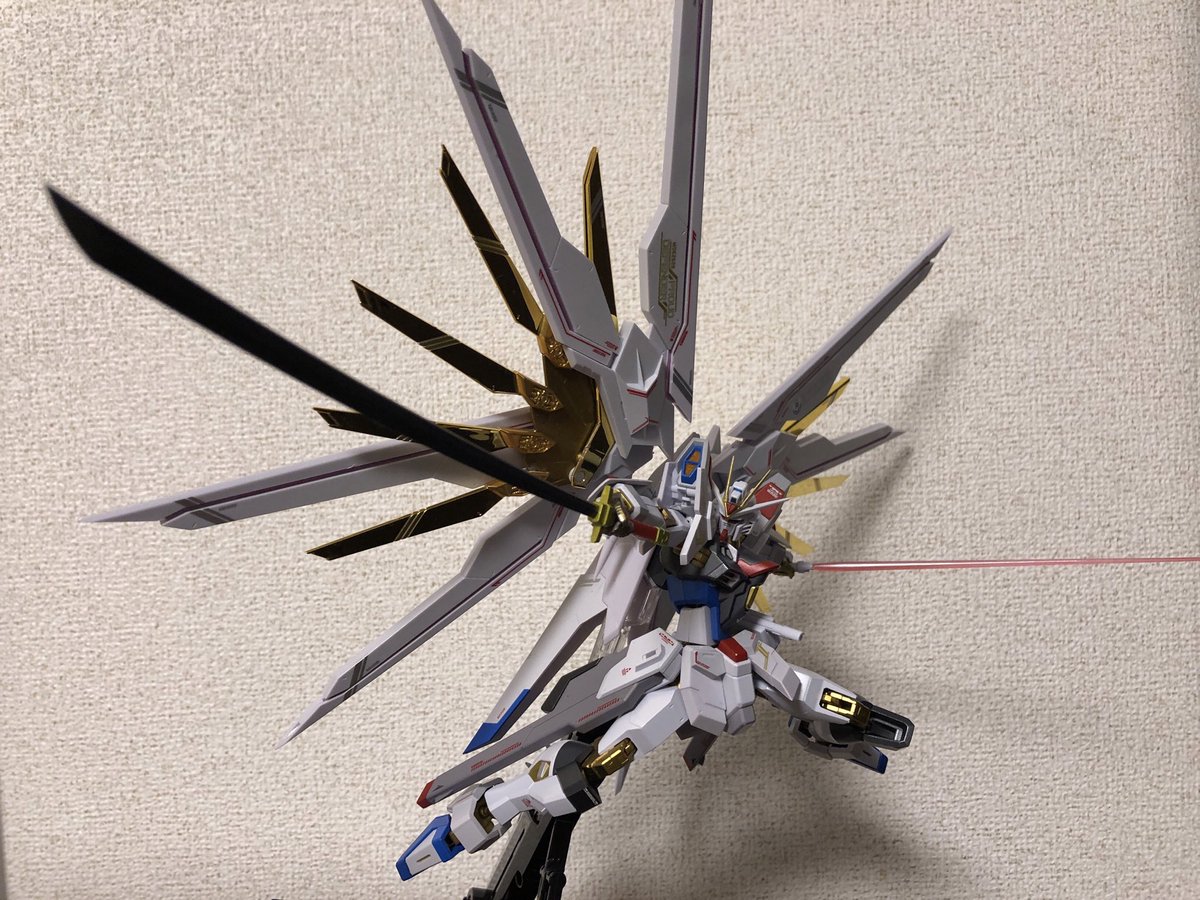 disruptor0126's tweet photo. イモジャについてるライフリの突き手首をテキトーにゴールドに塗ればマイフリにも使えますよー！若干ゆるいですけど！
自分は塗装無知なんでトップコートとかしてないんで剥がれて��てます！w https://t.co/1jGM7w5Scp