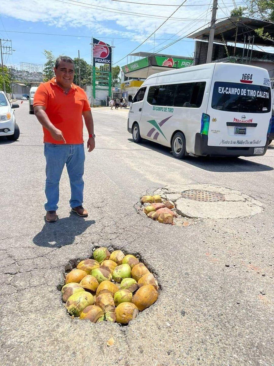 rthur013's tweet photo. Cómo tapan los Baches...

En la Miguel Hidalgo    ////     En Guerrero https://t.co/VsNGp5aHTe