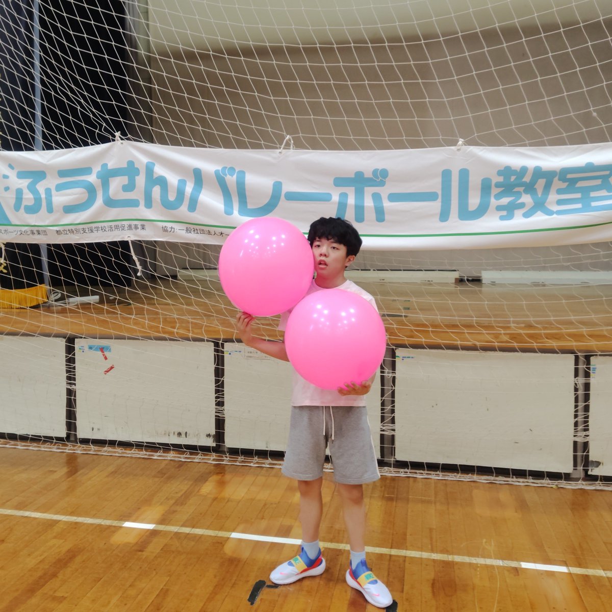 masakispapa's tweet photo. まーくんと、ふうせん🎈バレーボール教室に参加しました。
チーム全員が1回以上🎈に触れてから、相手コートに🎈を打ち返すルールなので、全員参加の楽しいスポーツでした。
最後にみんなで空気を抜いて一斉に飛ばすのも盛り上がりました♪
おみやげにふうせんバレーボールセットを頂きました🎁✨️ https://t.co/ngNO2ZEkMp