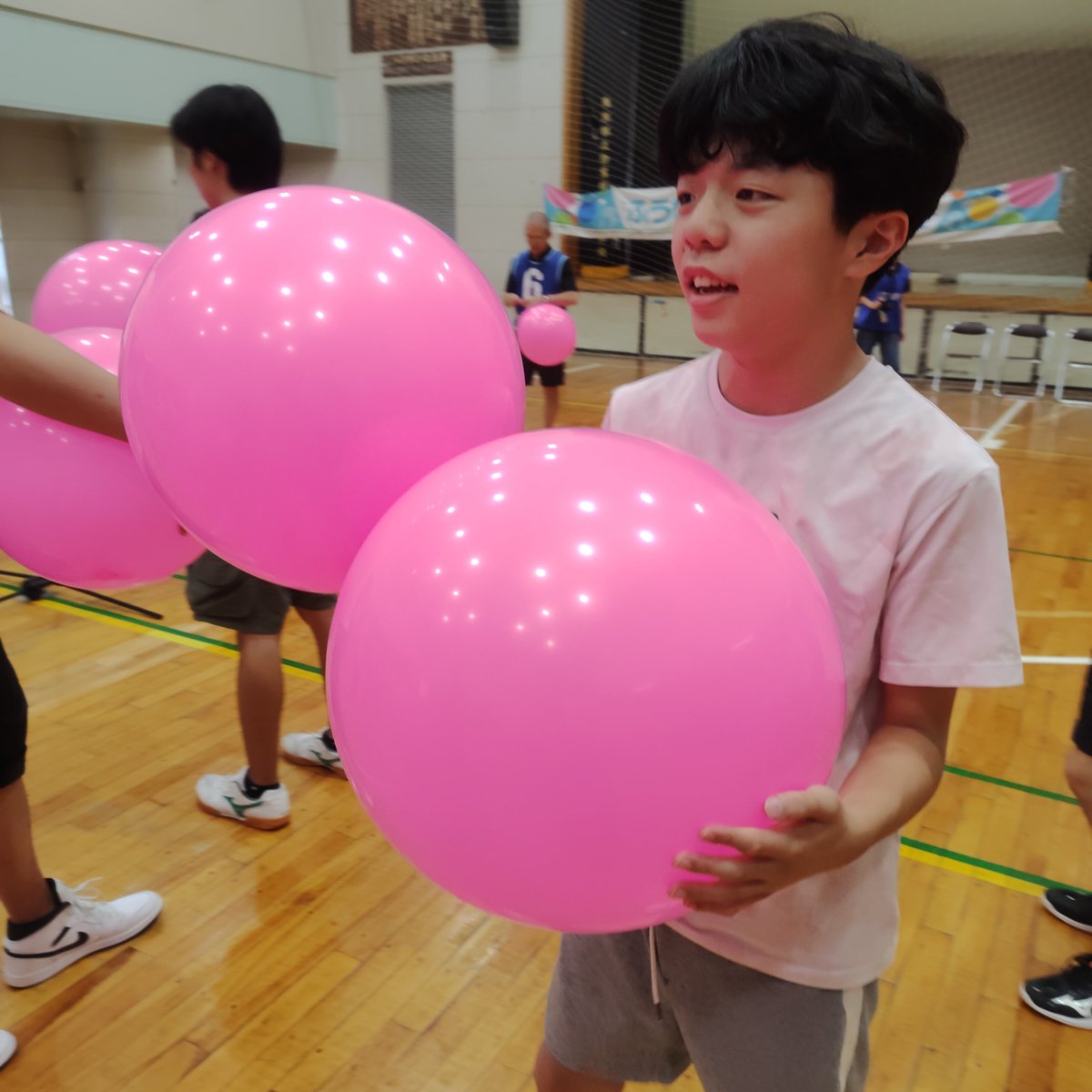 masakispapa's tweet photo. まーくんと、ふうせん🎈バレーボール教室に参加しました。
チーム全員が1回以上🎈に触れてから、相手コートに🎈を打ち返すルールなので、全員参加の楽しいスポーツでした。
最後にみんなで空気を抜いて一斉に飛ばすのも盛り上がりました♪
おみやげにふうせんバレーボールセットを頂きました🎁✨️ https://t.co/ngNO2ZEkMp