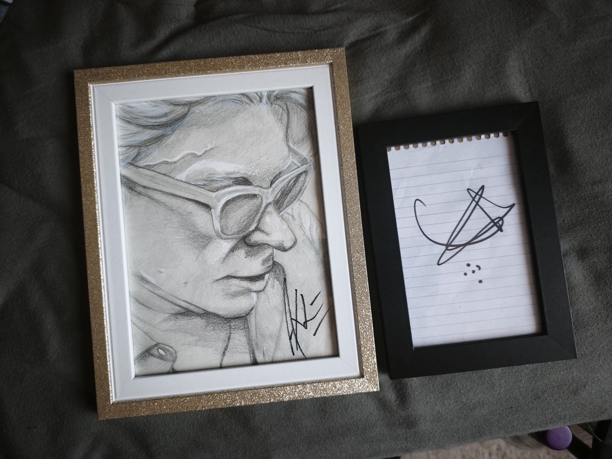 Lucywalks88's tweet photo. I'm so proud of these. My Axl Rose pic drawn by me and also finally signed by the legend himself in June in Berlin and an Isaac Carpenter Autograph! 
#AxlRose #drawing #Gunsnroses #gnr #autographs https://t.co/iPAQH8OSUA