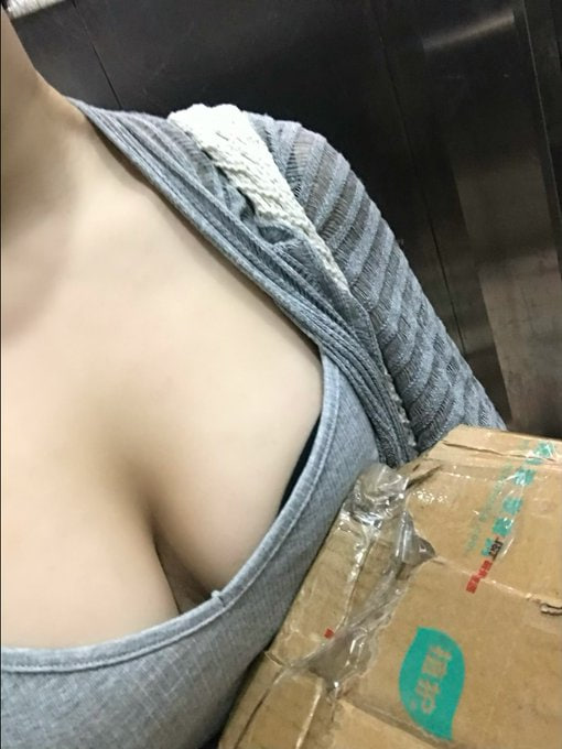 o_cibin's tweet photo. 当我穿非常聚拢的内衣取快递... https://t.co/JGlVIb07Kv
