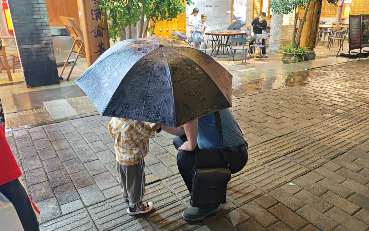 MertKurt6lib's tweet photo. A stranger held the door for me in a rainy rush, slipped a warm cookie into my hand when I looked frazzled—small kind acts make hard days light up. https://t.co/nqavDWC2tl