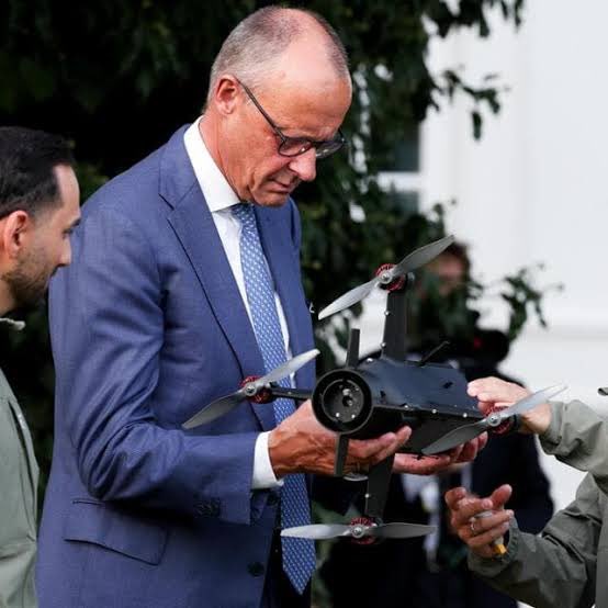 MarcoRizzo1959's tweet photo. IL DRONE ELETTORALE DI MERZ. Un drone russo sorvola Lipsia, non colpisce nulla, lo abbatte un autista.
Barzelletta.
Dopo un mese di silenzio, diventa crisi diplomatica alla vigilia del voto in Sassonia-Anhalt dove AfD è al 42% Quando il sistema è in crisi, si inventa false flag. https://t.co/J4EZjY4ivW