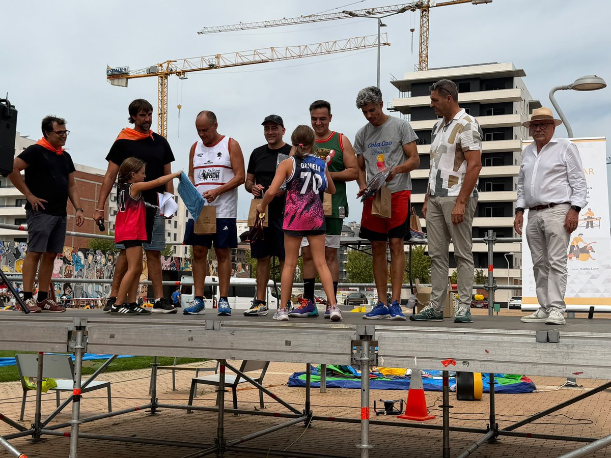 LeonAyto's tweet photo. El barrio de la La Lastra está de fiesta 🎉🎉

Hoy se han entregado los premios a los ganadores y ganadoras de los diferentes torneos organizados con motivo de las fiestas. Un acto en el que ha participado el concejal de Participación Ciudadana, Álvaro Pola.

¡Enhorabuena! 👏🏼👏🏼 https://t.co/oWMhgoe92q