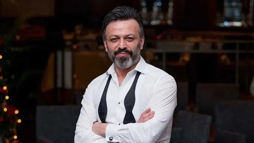 emrullaherdinc's tweet photo. 🔴 Oyuncu Serhat Kılıç Evinde Ölü Bulundu

Kağıthane’de oyuncu Serhat Kılıç (51), evinde hayatını kaybetmiş halde bulundu.

Perşembe gününden bu yana kendisinden haber alamayan kız arkadaşı Özlem E., anahtarla girdiği evde Kılıç’ı salondaki koltukta hareketsiz halde buldu. İhbar üzerine gelen sağlık ekipleri, Kılıç’ın hayatını kaybettiğini belirledi.

Özlem E., polise verdiği bilgide Serhat Kılıç’ın lenf kanseri olduğunu söyledi.

Kılıç’ın kesin ölüm nedeninin belirlenmesi için soruşturma başlatıldı.