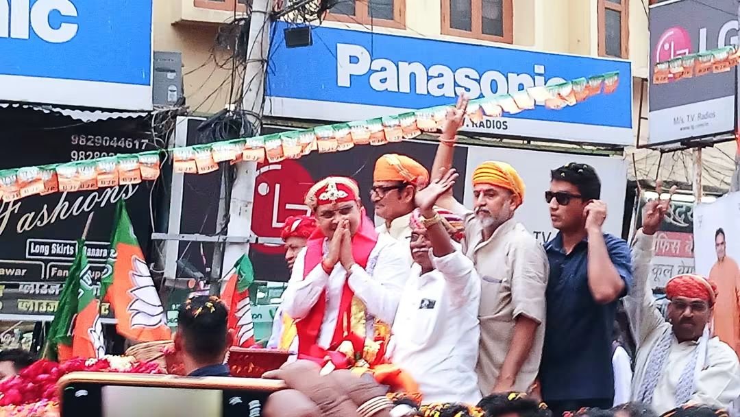 MLRawatBJP's tweet photo. 📍उदयपुर 

लहर प्रबल है, चहुंओर केवल कमल है! 

आज उदयपुर में नगर निकाय चुनाव-2026 हेतु भाजपा प्रत्याशियों के समर्थन में आयोजित भव्य रोड शो में माननीय मुख्यमंत्री श्री भजनलाल शर्मा जी की गरिमामयी उपस्थिति में सहभागिता की। https://t.co/I4RFYn5KJG