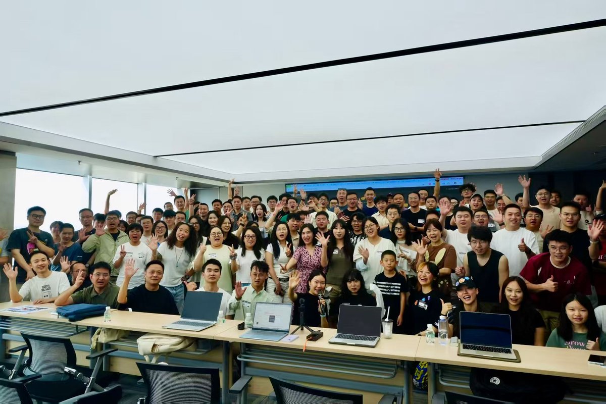 OrangeWong32889's tweet photo. A few quick snapshots from Grok Bot Meetup Chengdu today! 

致谢
​感谢今天的每一位志愿者，嘉宾，工作人员和参会的朋友
​和大家一起玩的很开心🫰🏻
谢谢你们让 Grok Bot Meetup Chengdu 真正发生。🤖💜

期待下一次，成都再见 👋 https://t.co/5m9EzgnXUh