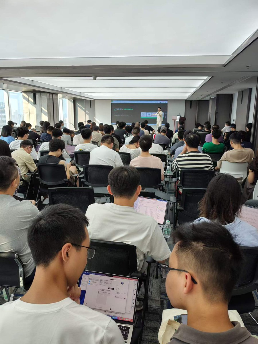 OrangeWong32889's tweet photo. A few quick snapshots from Grok Bot Meetup Chengdu today! 

致谢
​感谢今天的每一位志愿者，嘉宾，工作人员和参会的朋友
​和大家一起玩的很开心🫰🏻
谢谢你们让 Grok Bot Meetup Chengdu 真正发生。🤖💜

期待下一次，成都再见 👋 https://t.co/5m9EzgnXUh