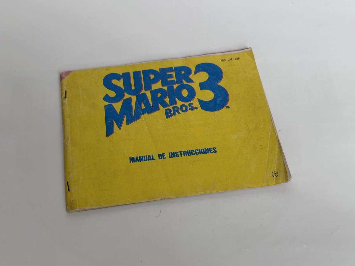 PicazuSan's tweet photo. Gente, siento el spam de vender cosas, pero me voy a quitar esta caja y manual de Súper Mario 3 versión española. No voy a poner precio, el que me dé una cantidad que considere buena por MD, se lo lleva. Pd: no vayáis a ofrecer 20-30€ que os veo venir 😅 https://t.co/gCQosCwvLo