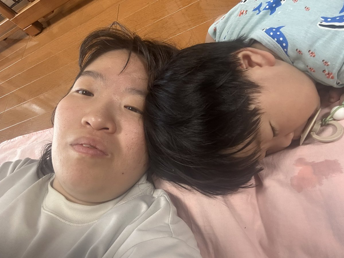 donachoco's tweet photo. ちびが寝てていきなり起きたけど、まだ寝ぼけてて、ここにおいでって言ったら頭くっつけてペタって寝てくれたの可愛かった( *´꒳`*)♡

そして、4日の日、1歳児健診でした！
生まれた時、体重2170g→8374g、身長46.5cm→72cmになってて、大きくなったなーって思いました⸜(*˙꒳˙*)⸝ https://t.co/01BXP8hf8n